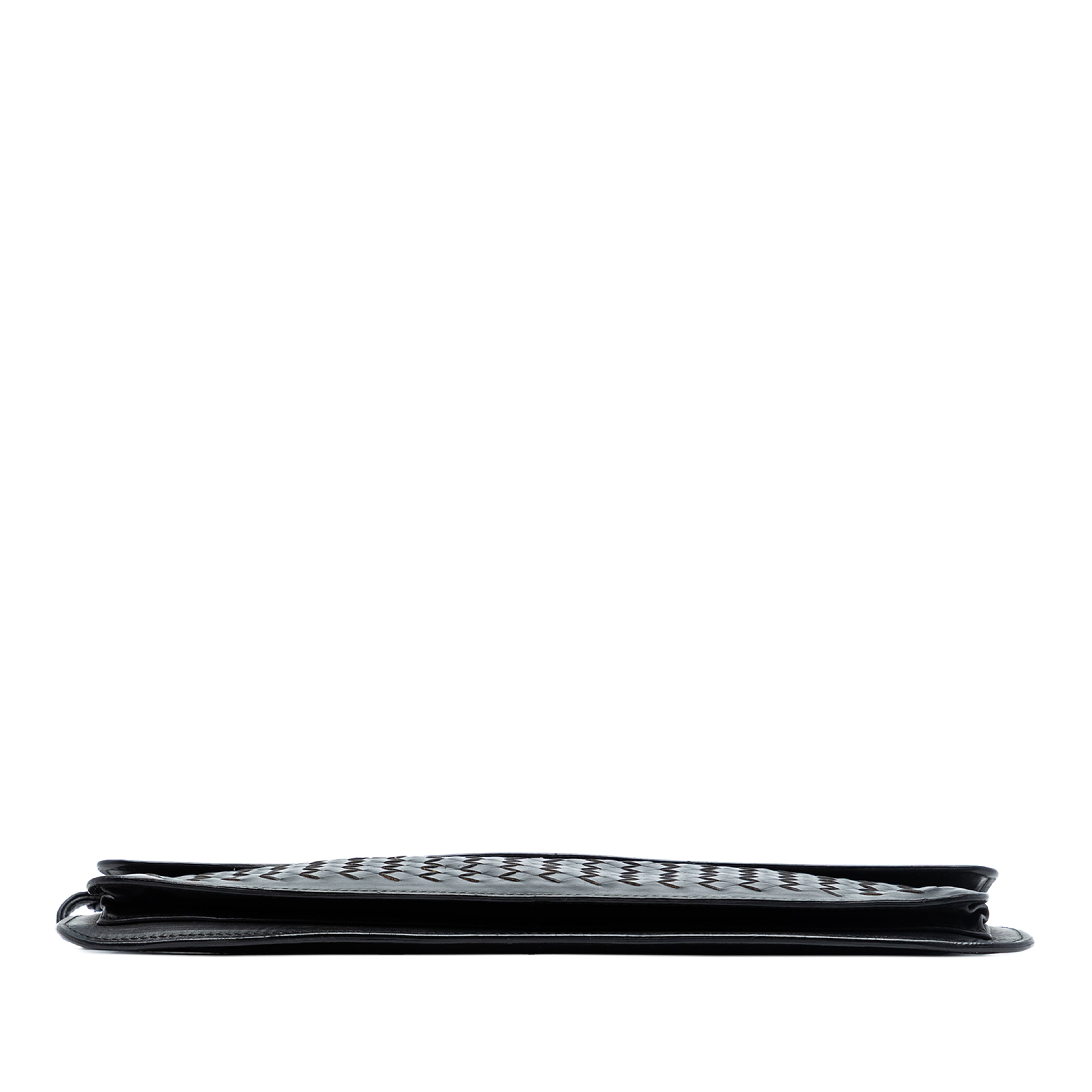 Bottega Veneta Leather Intrecciato Clutch, från Luxclusif, i färgen black. Klicka för att öppna bilden i stort format