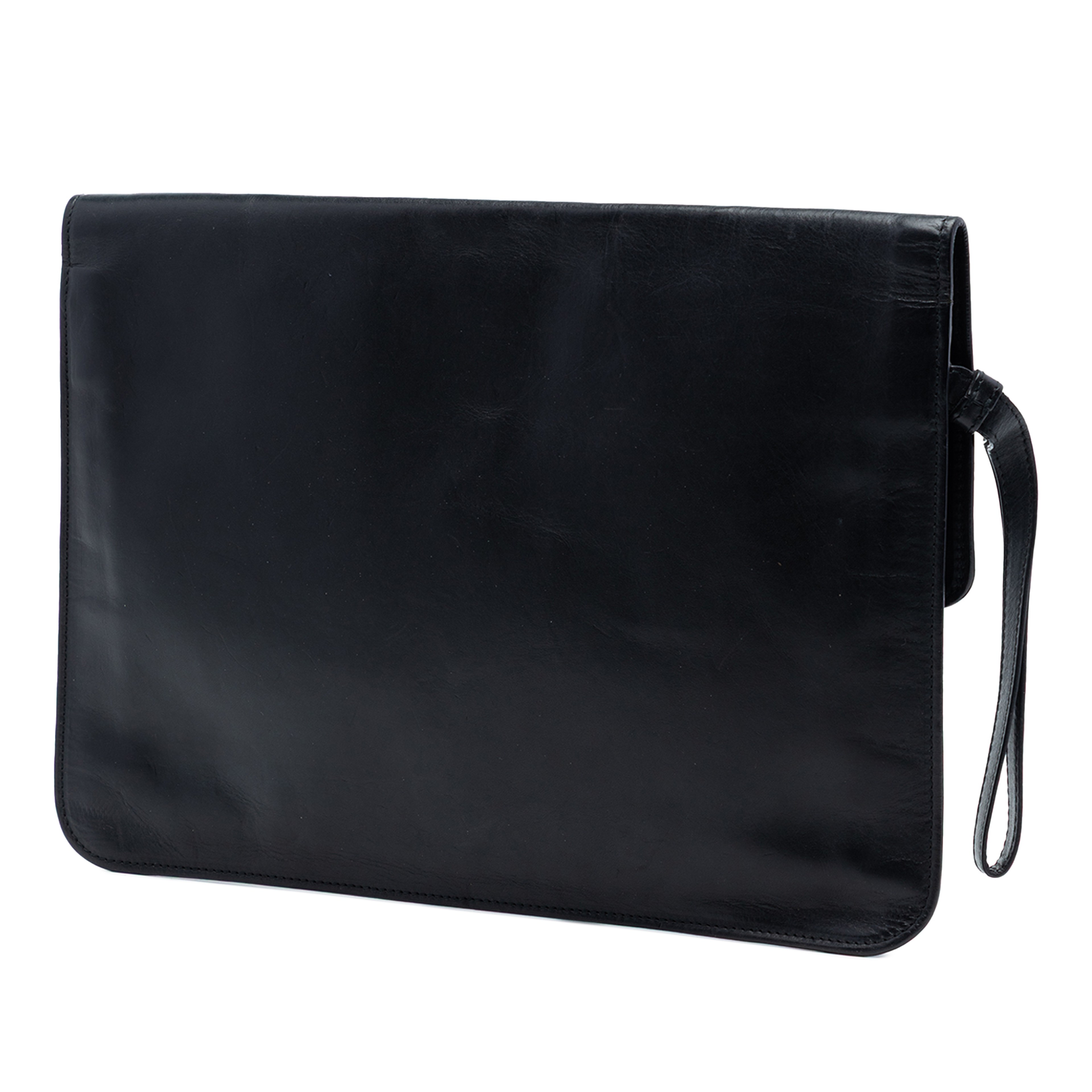 Bottega Veneta Leather Intrecciato Clutch, från Luxclusif, i färgen black. Klicka för att öppna bilden i stort format