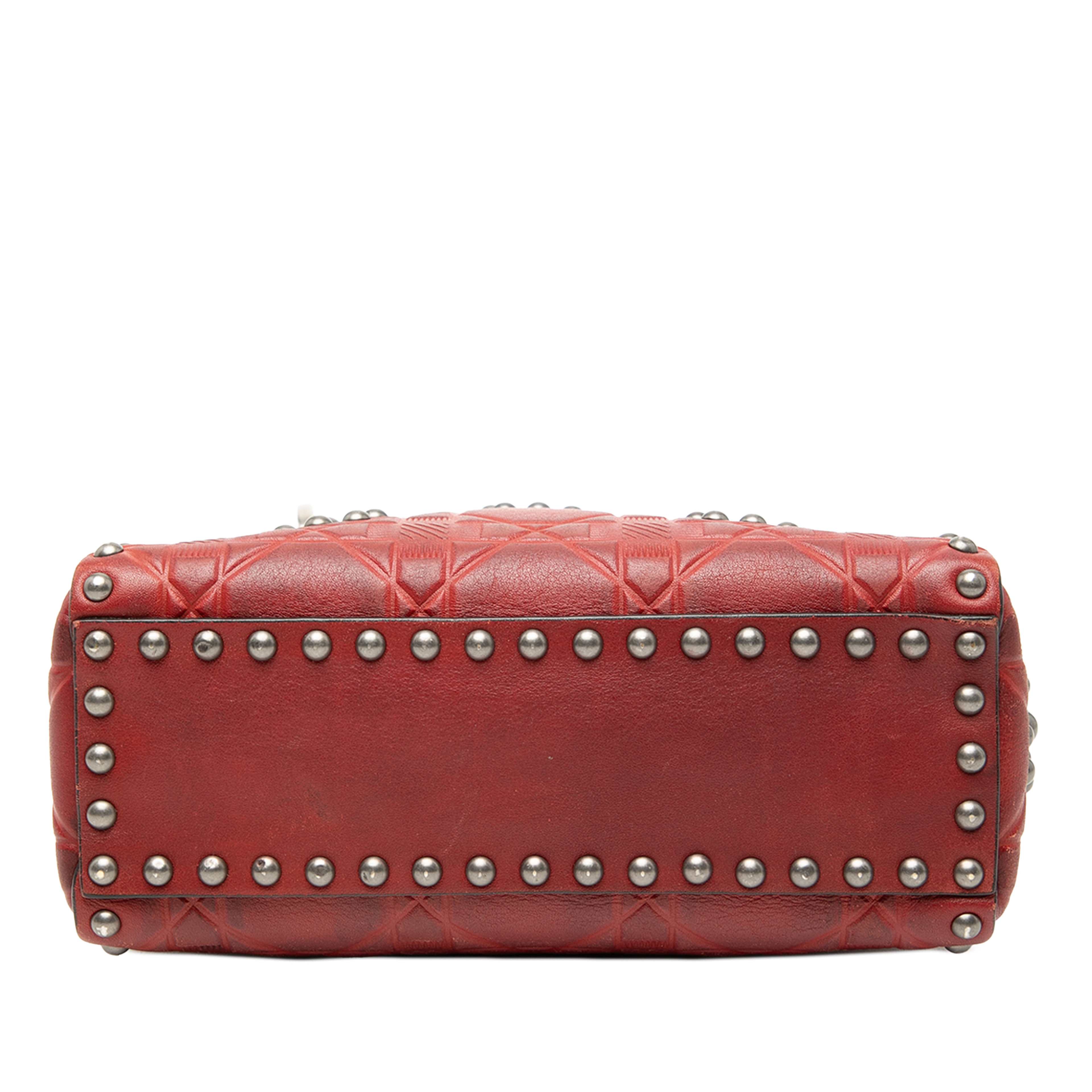 Dior Mini Embossed Calfskin Cannage Studded Flower Lady Dior, från Luxclusif, i färgen red. Klicka för att öppna bilden i stort format