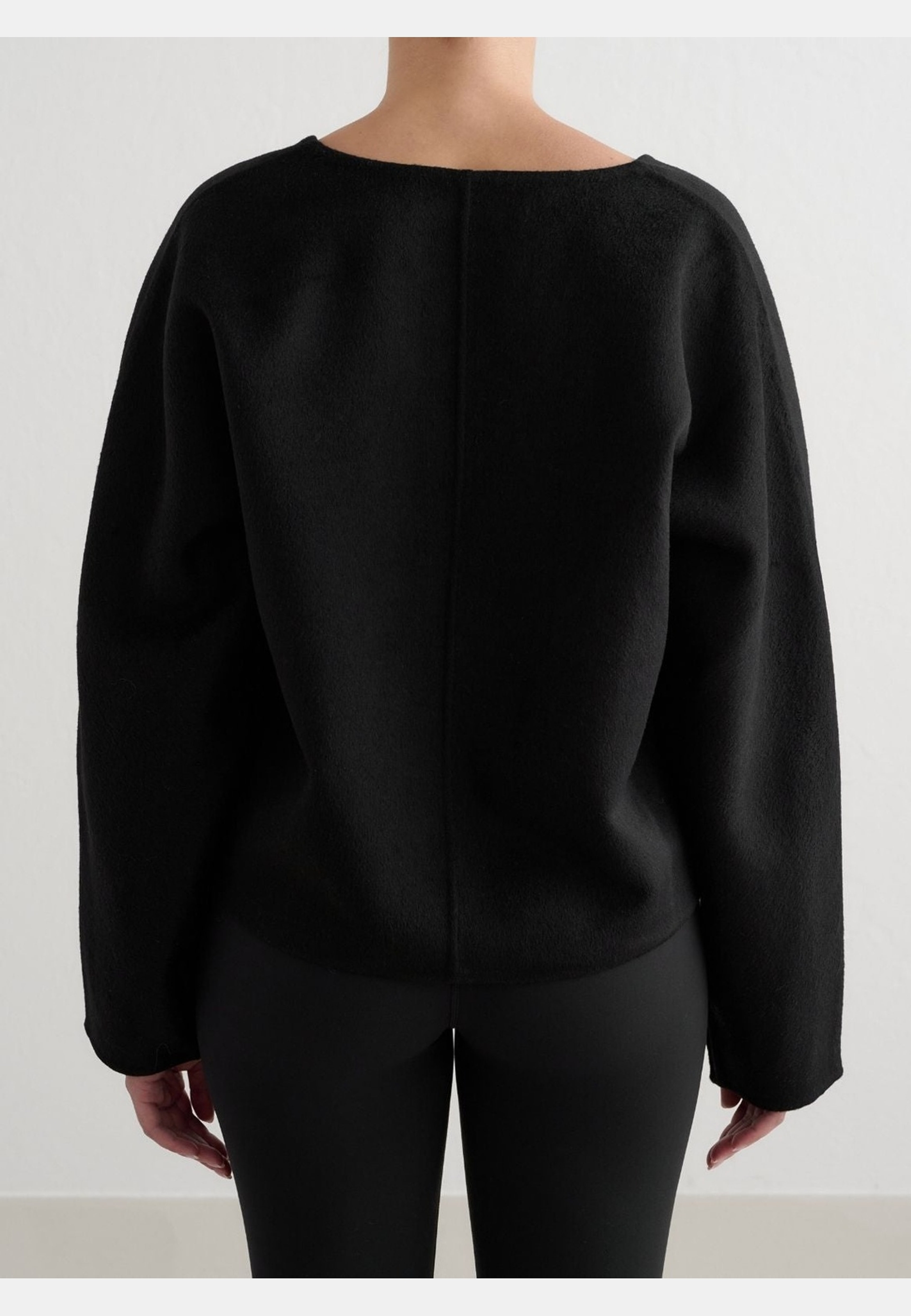 Wool Sweatshirt, från aim'n, i färgen black. Klicka för att öppna bilden i stort format
