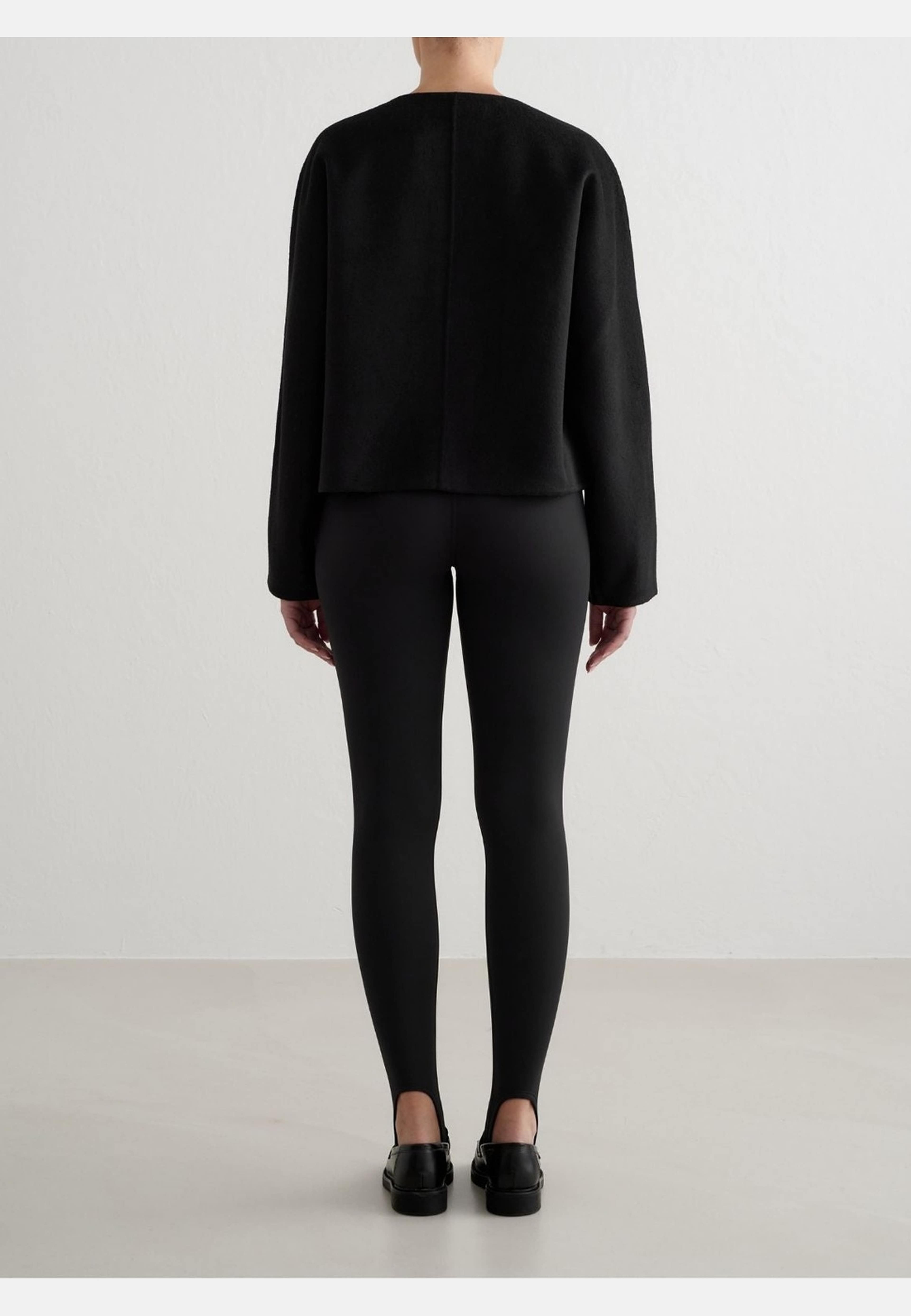 Wool Sweatshirt, från aim'n, i färgen black. Klicka för att öppna bilden i stort format