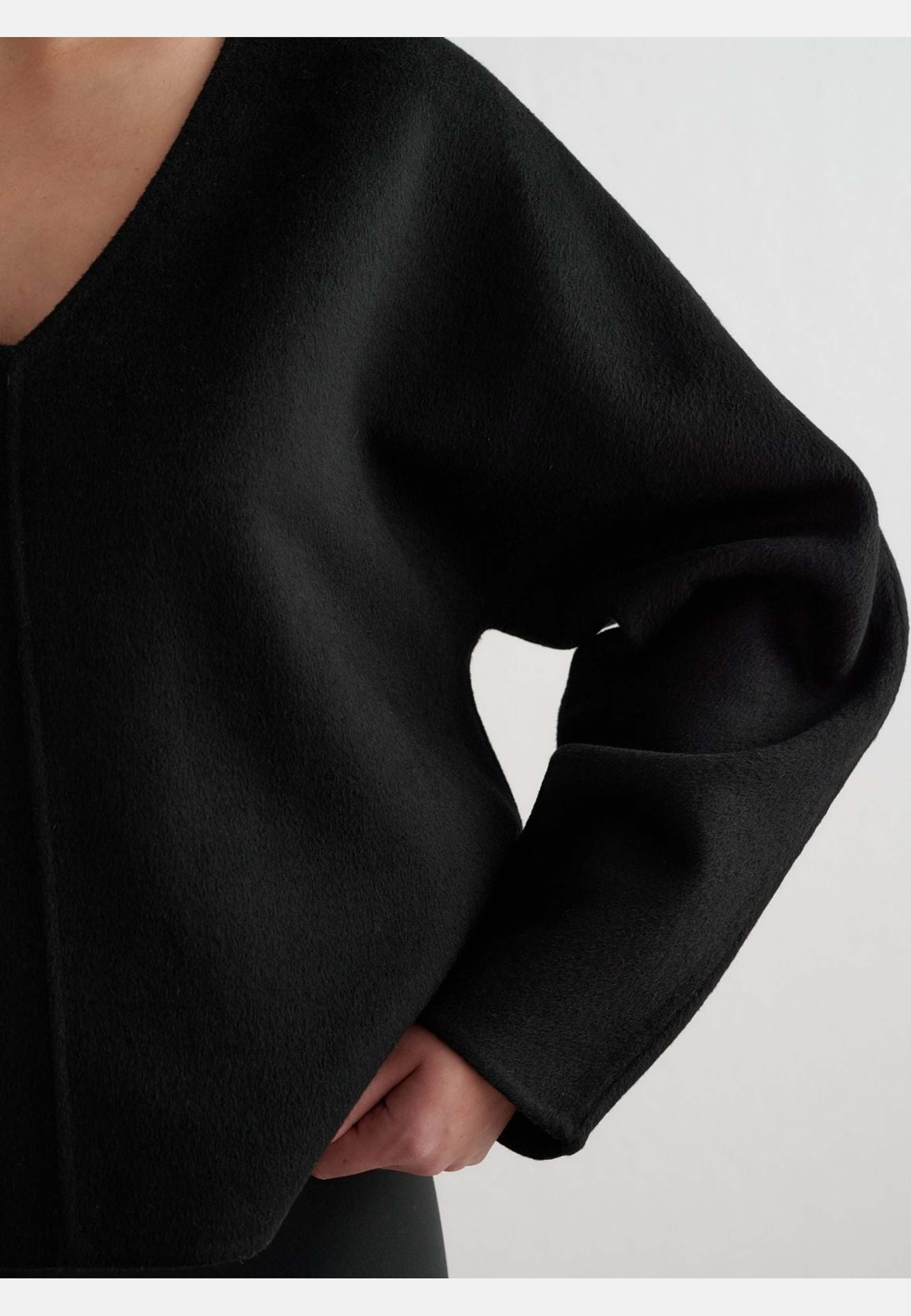 Wool Sweatshirt, från aim'n, i färgen black. Klicka för att öppna bilden i stort format