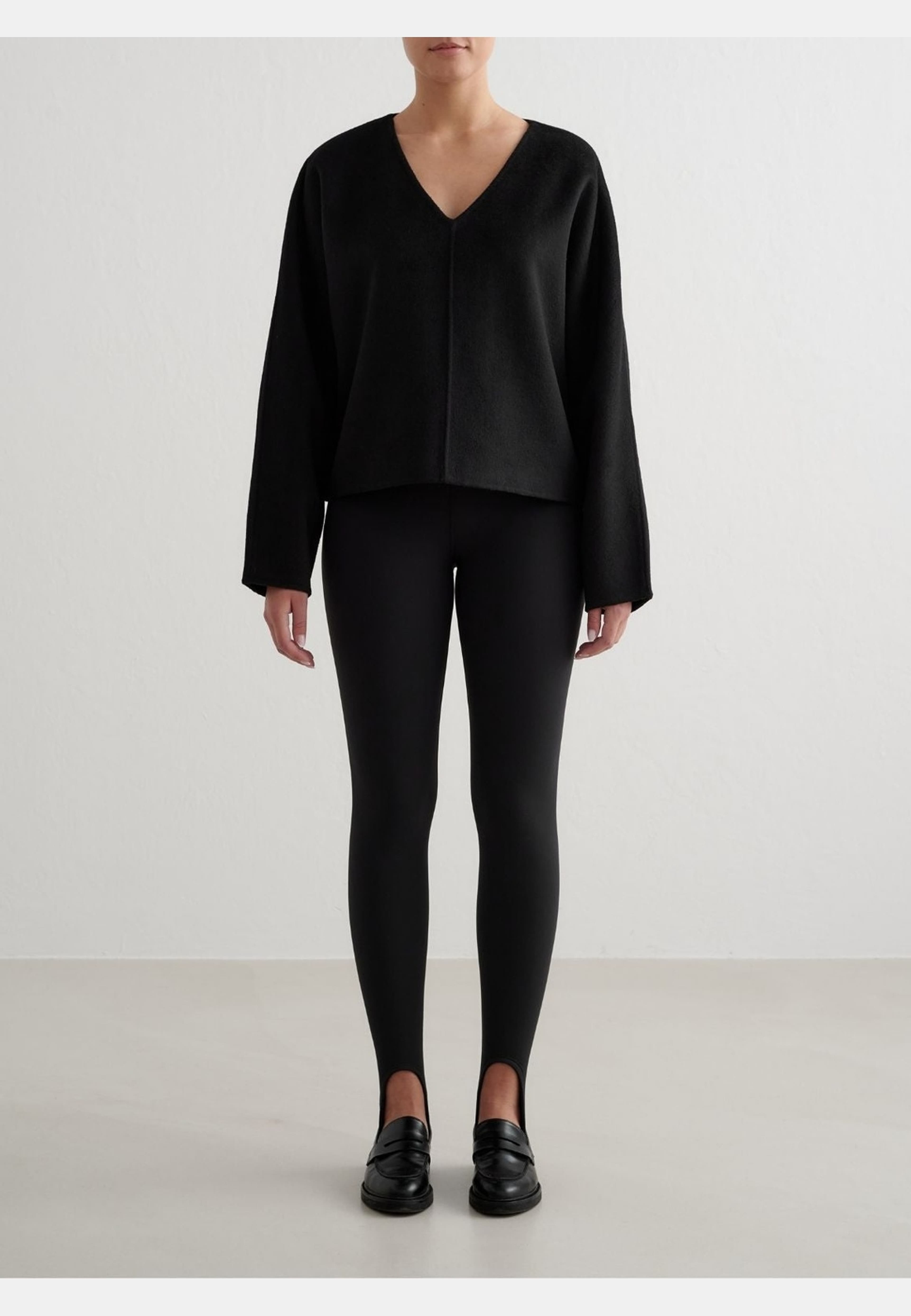 Wool Sweatshirt, från aim'n, i färgen black. Klicka för att öppna bilden i stort format