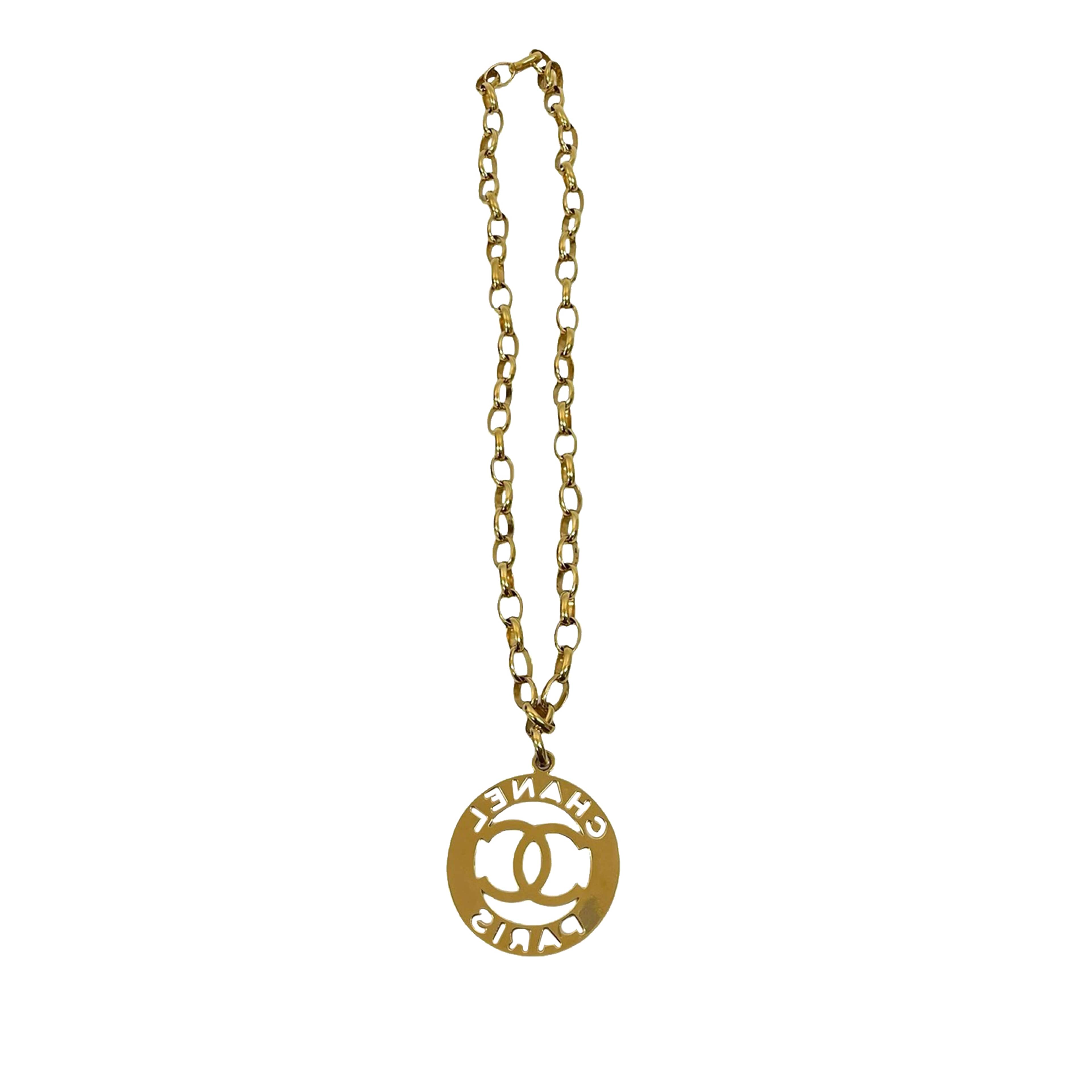 Chanel Cc Gold Plated Logo Pendant Necklace, från Luxclusif, i färgen gold. Klicka för att öppna bilden i stort format