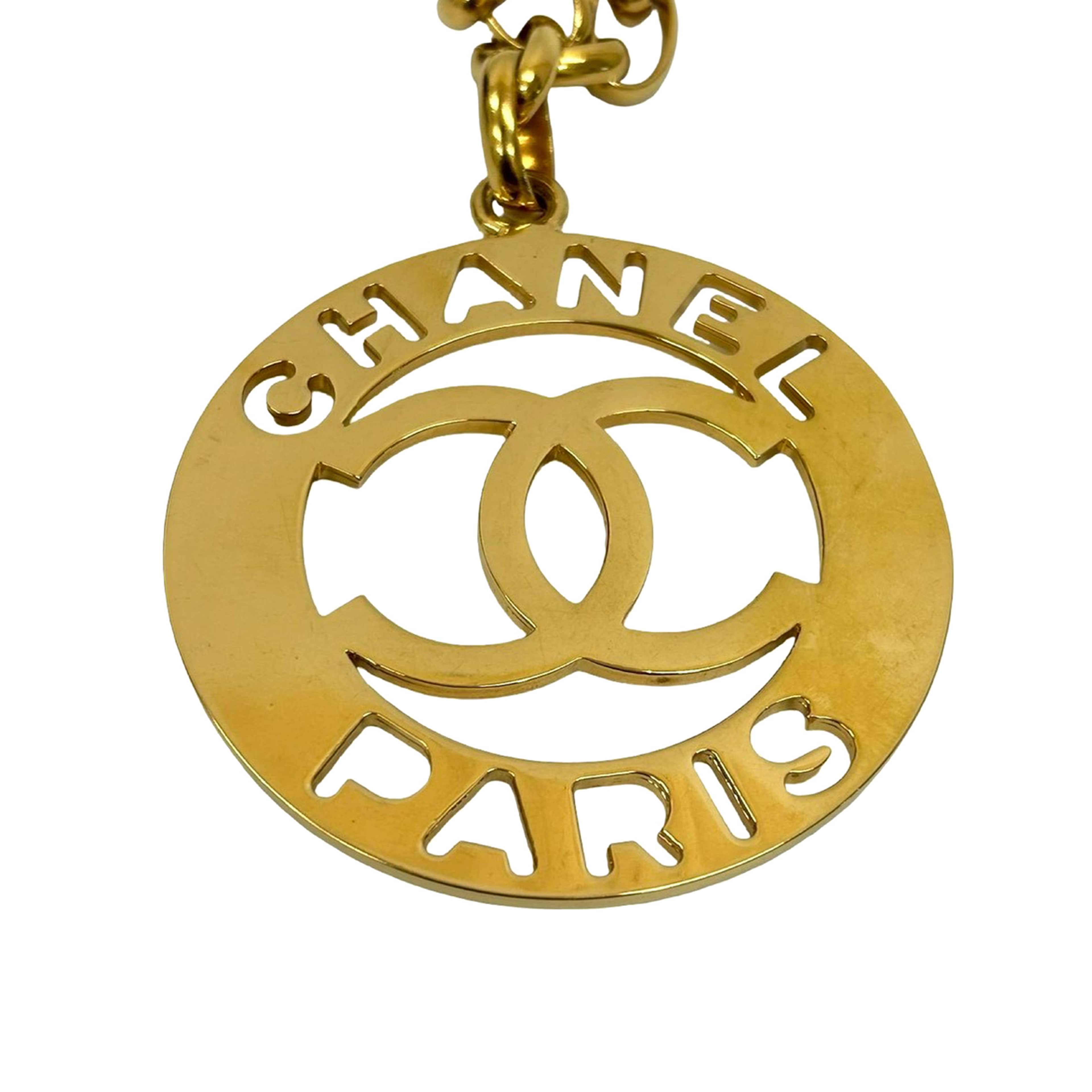 Chanel Cc Gold Plated Logo Pendant Necklace, från Luxclusif, i färgen gold. Klicka för att öppna bilden i stort format