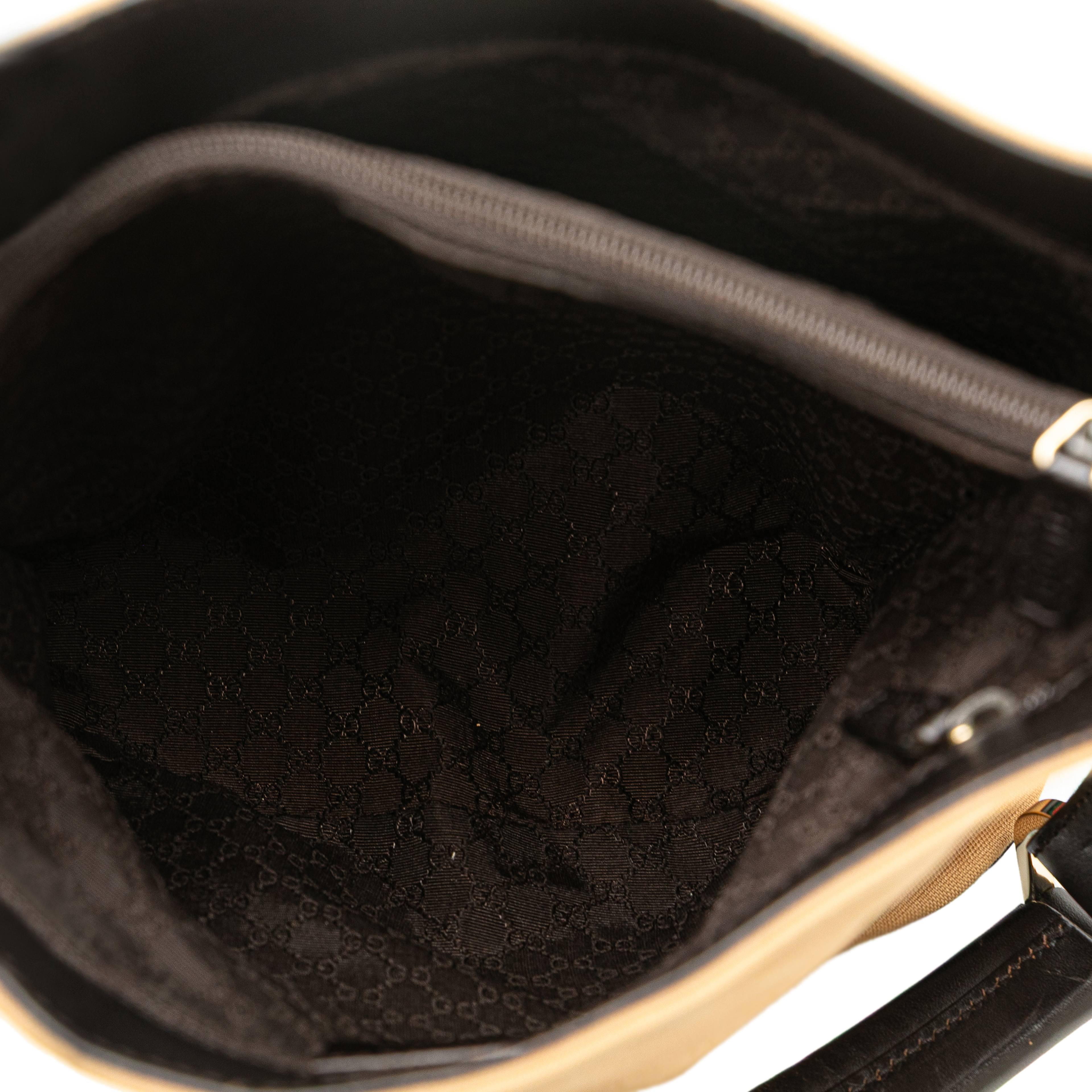 Gucci Canvas Web Shoulder Bag, från Luxclusif, i färgen beige. Klicka för att öppna bilden i stort format