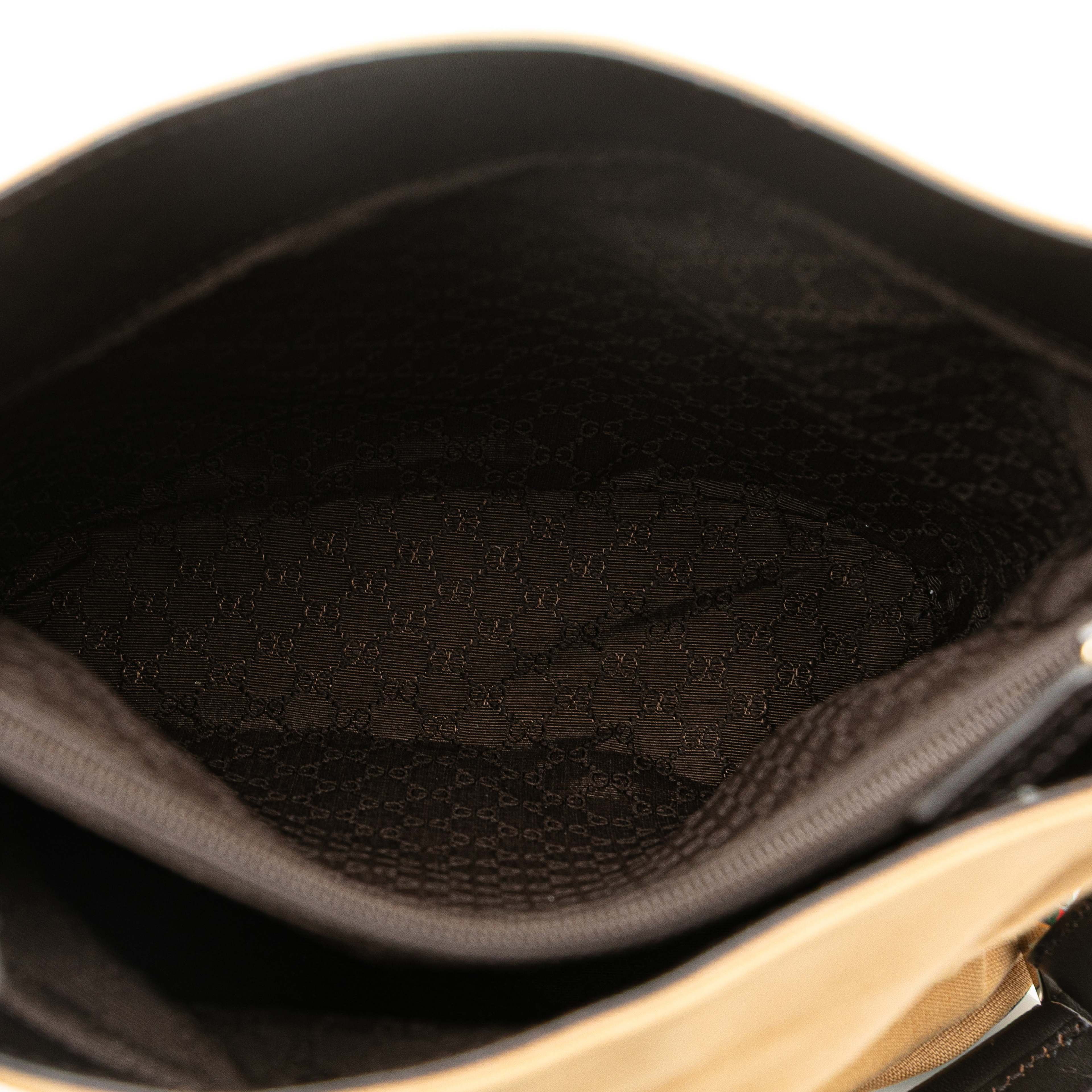 Gucci Canvas Web Shoulder Bag, från Luxclusif, i färgen beige. Klicka för att öppna bilden i stort format