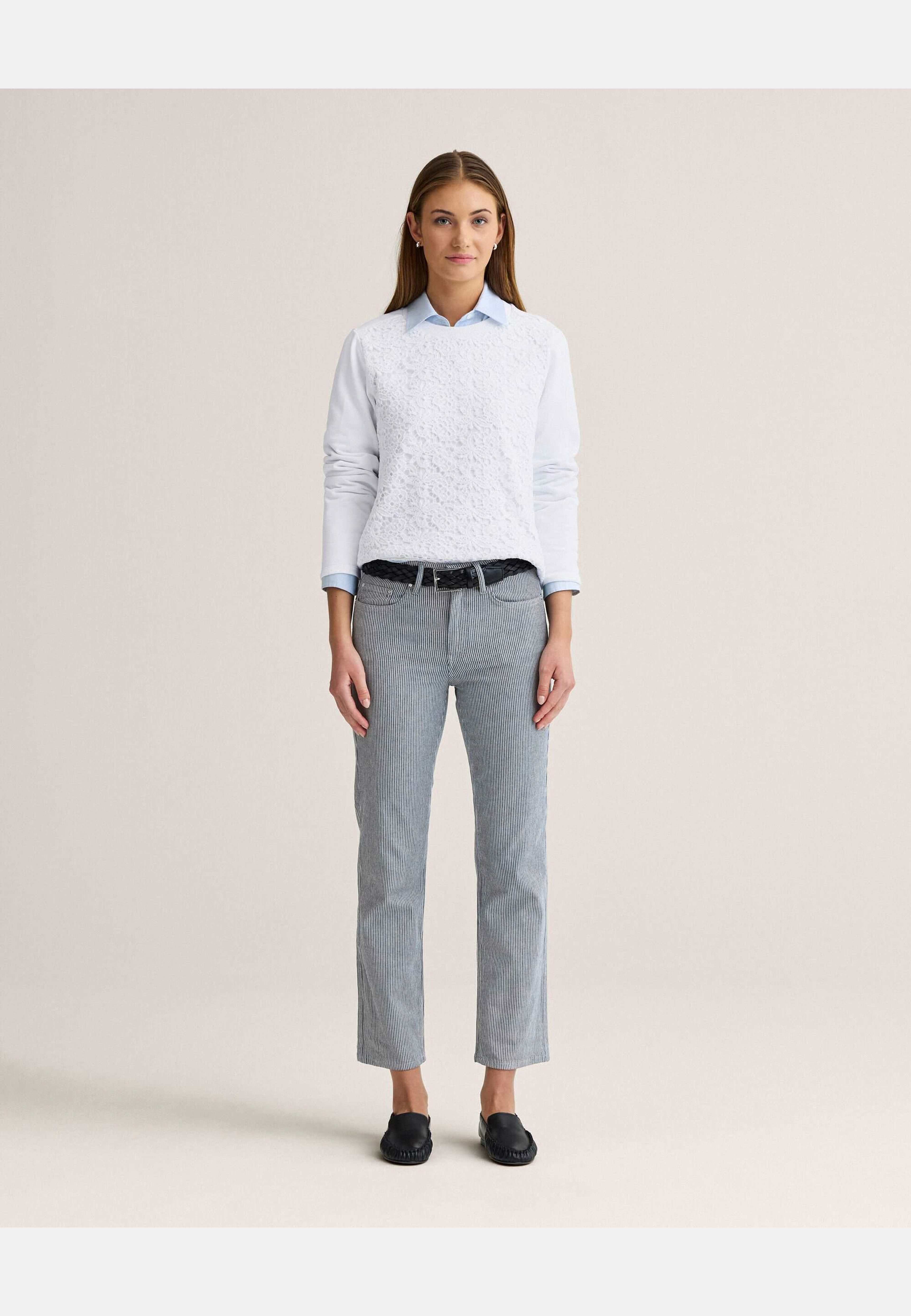 Junie Lace College Sweater, från Newhouse, i färgen vit. Klicka för att öppna bilden i stort format