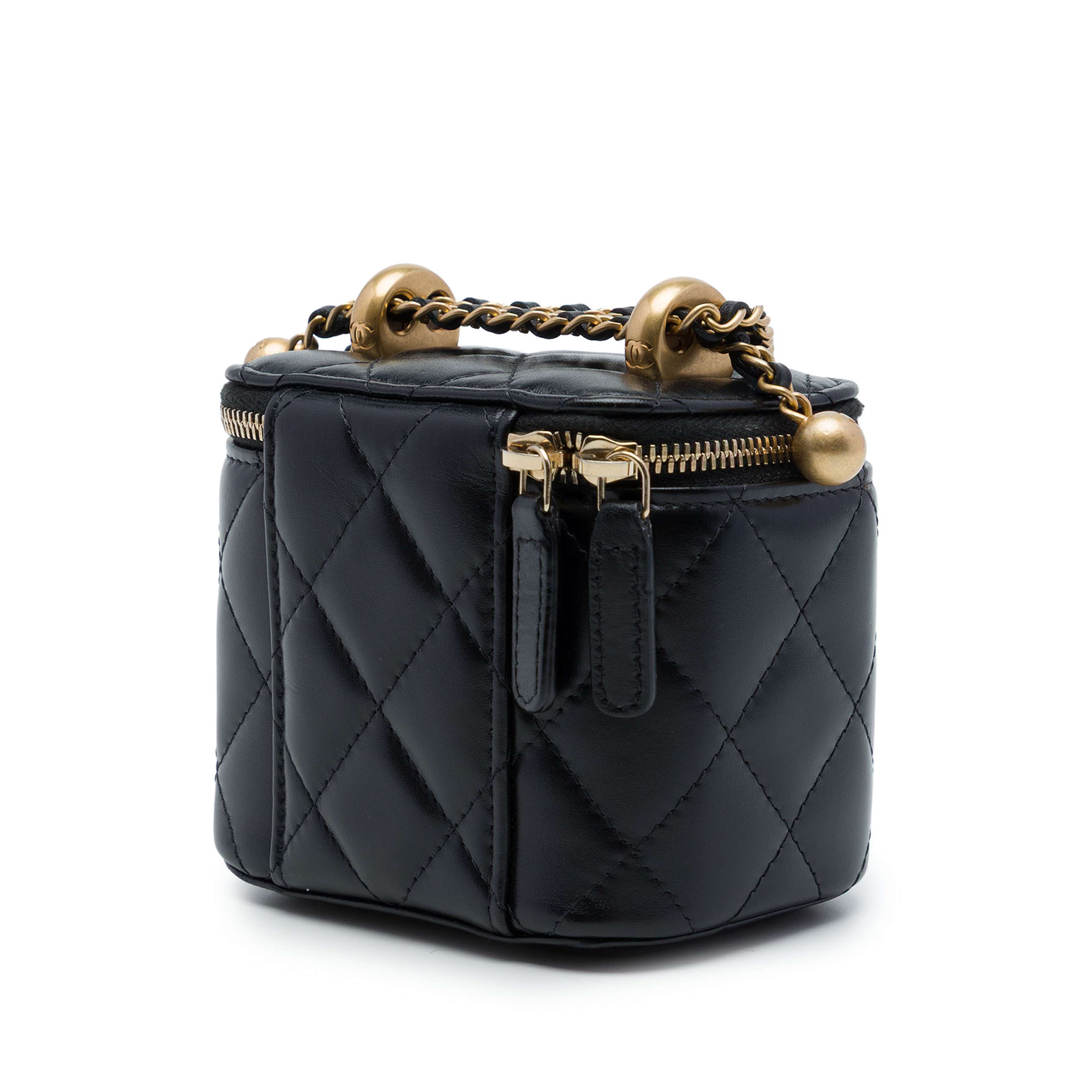 Chanel Mini Cc Quilted Lambskin Pearl Crush Vanity Case With Chain, från Luxclusif, i färgen svart. Klicka för att öppna bilden i stort format