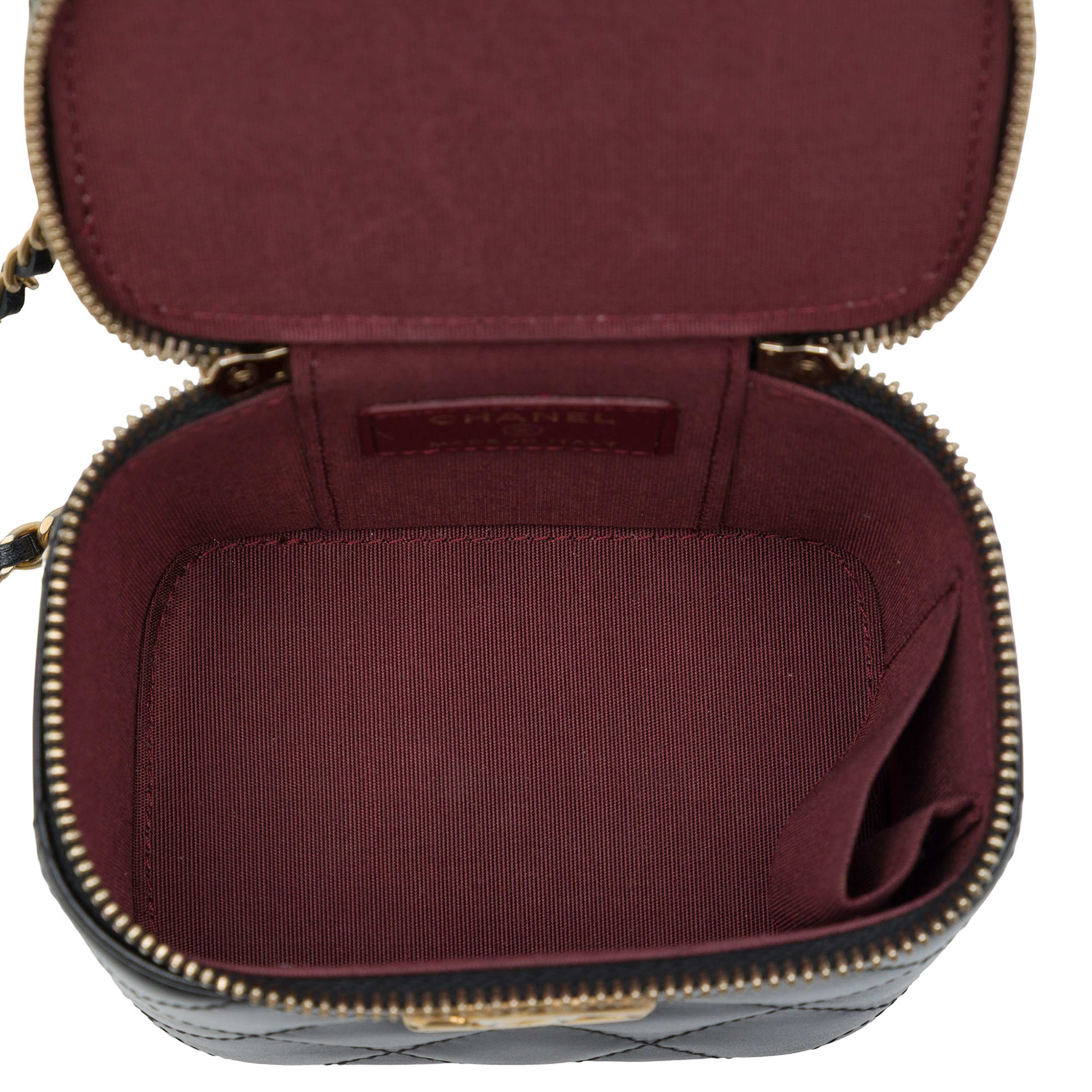 Chanel Mini Cc Quilted Lambskin Pearl Crush Vanity Case With Chain, från Luxclusif, i färgen svart. Klicka för att öppna bilden i stort format