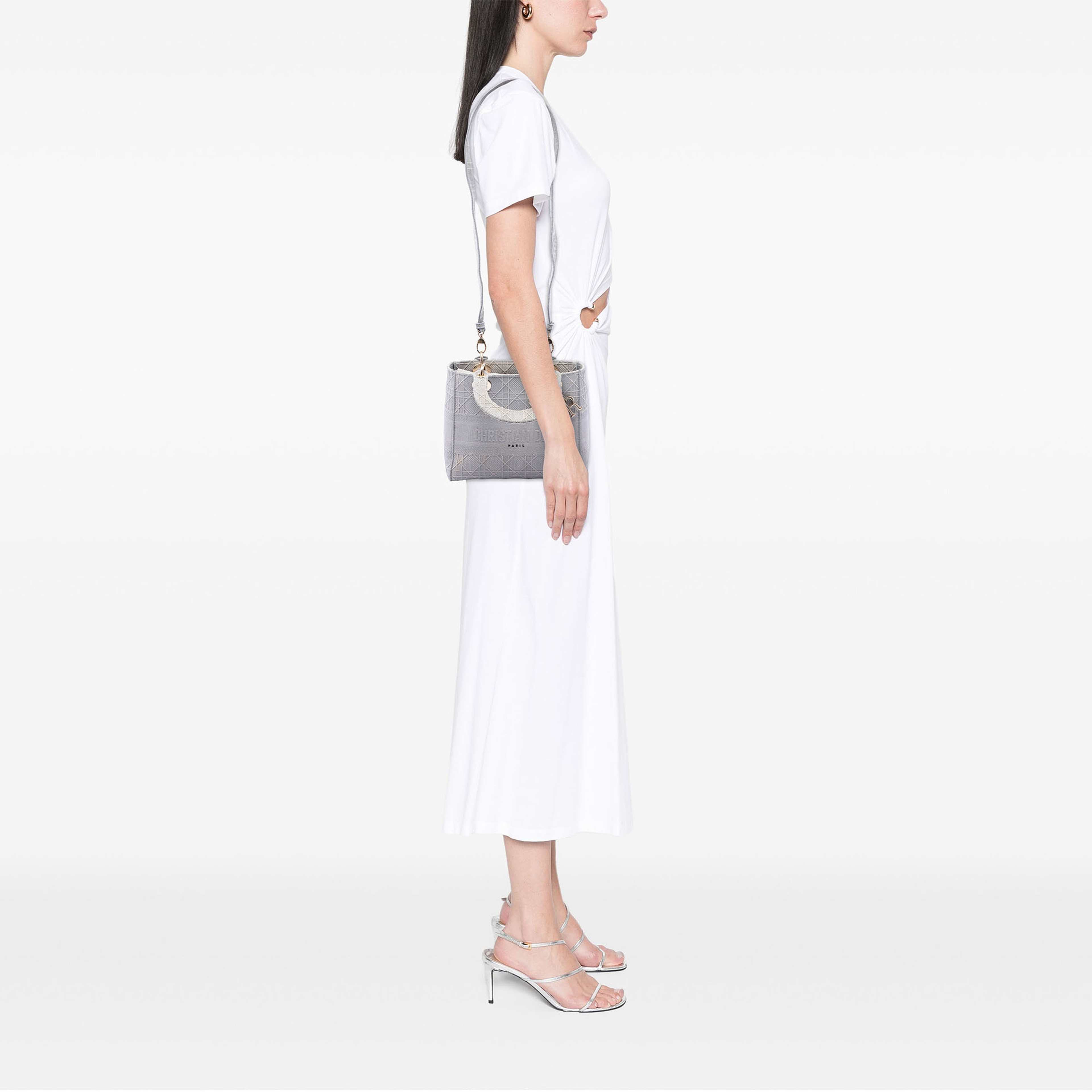 Dior Medium Canvas Cannage Lady D Lite, från Luxclusif, i färgen grå. Klicka för att öppna bilden i stort format
