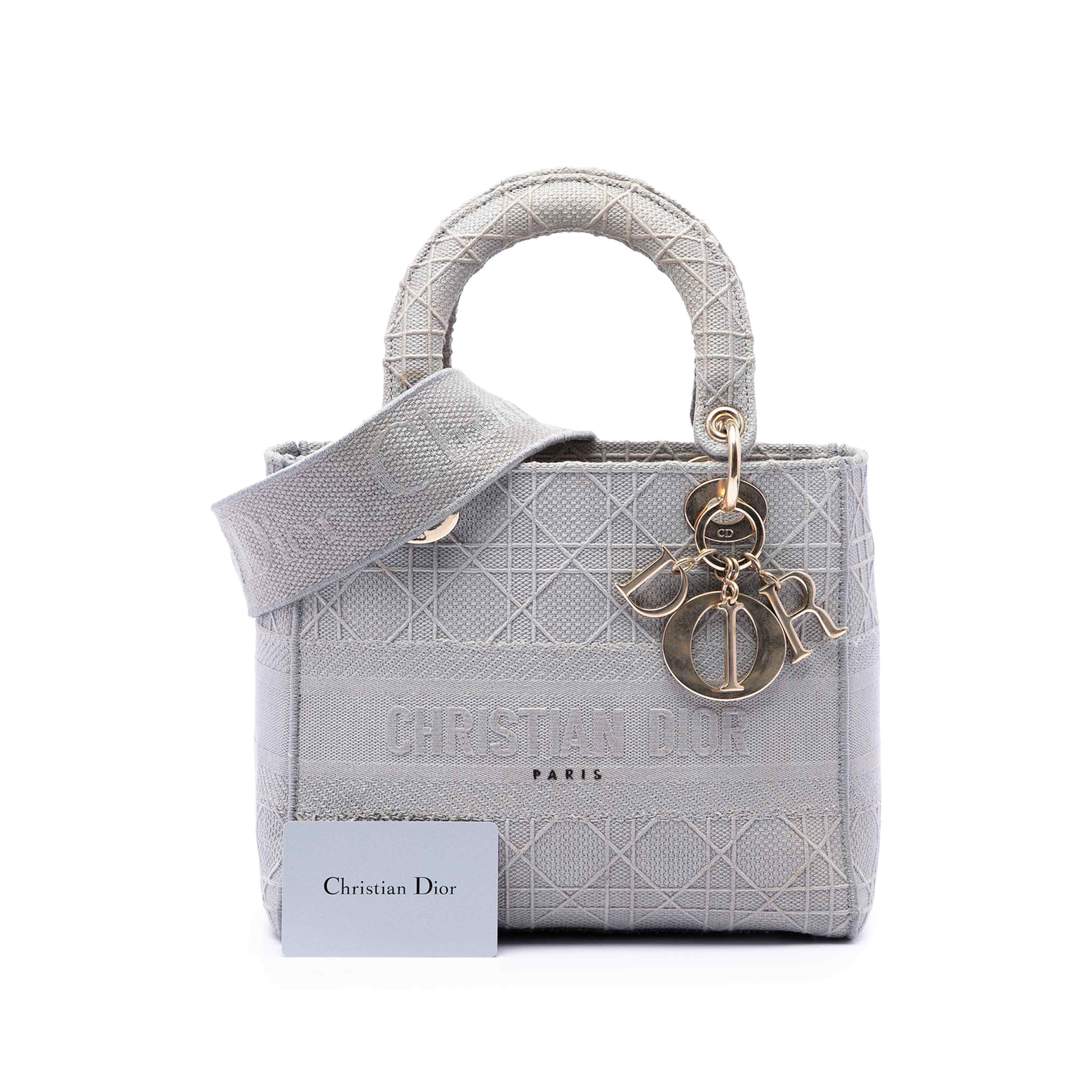 Dior Medium Canvas Cannage Lady D Lite, från Luxclusif, i färgen grå. Klicka för att öppna bilden i stort format