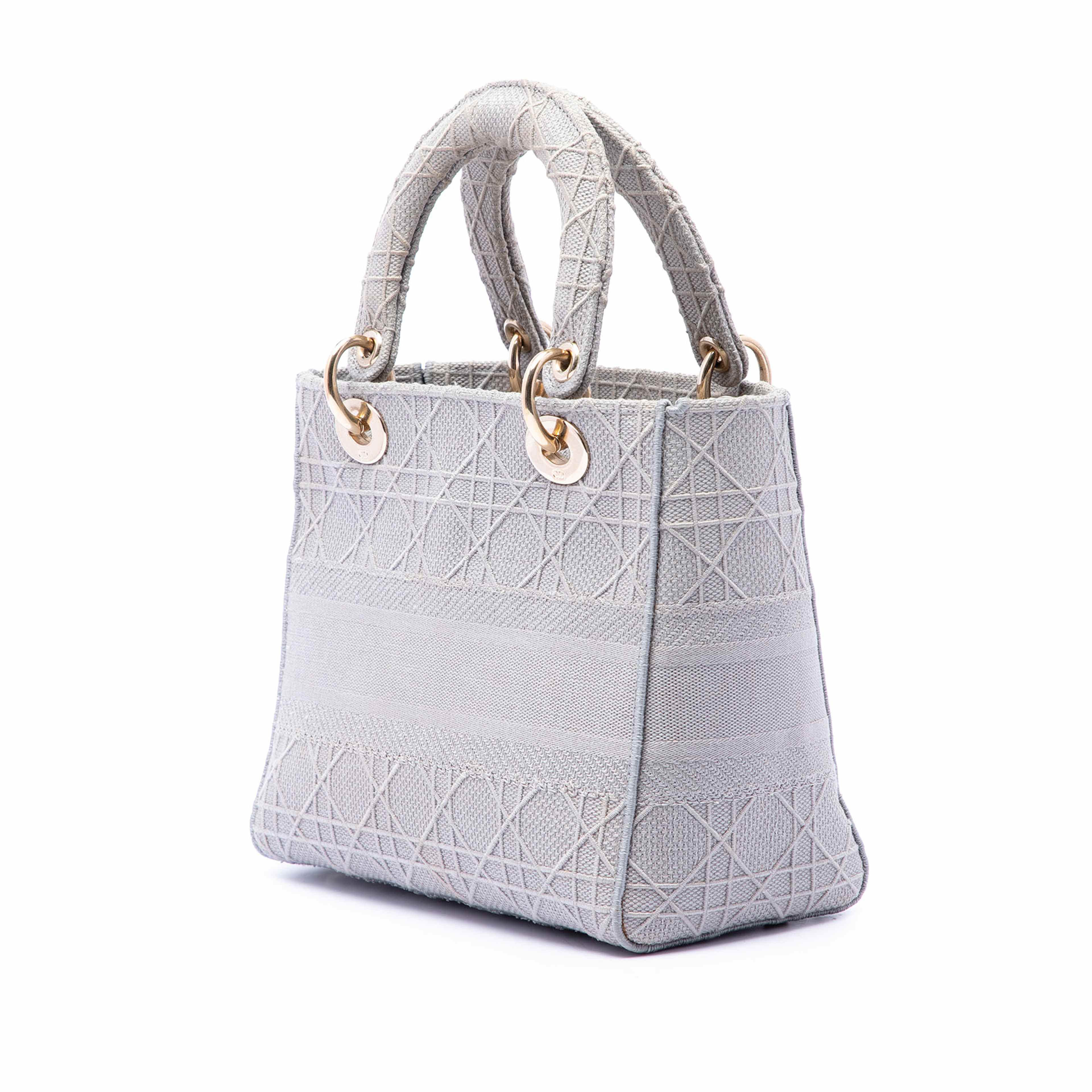 Dior Medium Canvas Cannage Lady D Lite, från Luxclusif, i färgen grå. Klicka för att öppna bilden i stort format