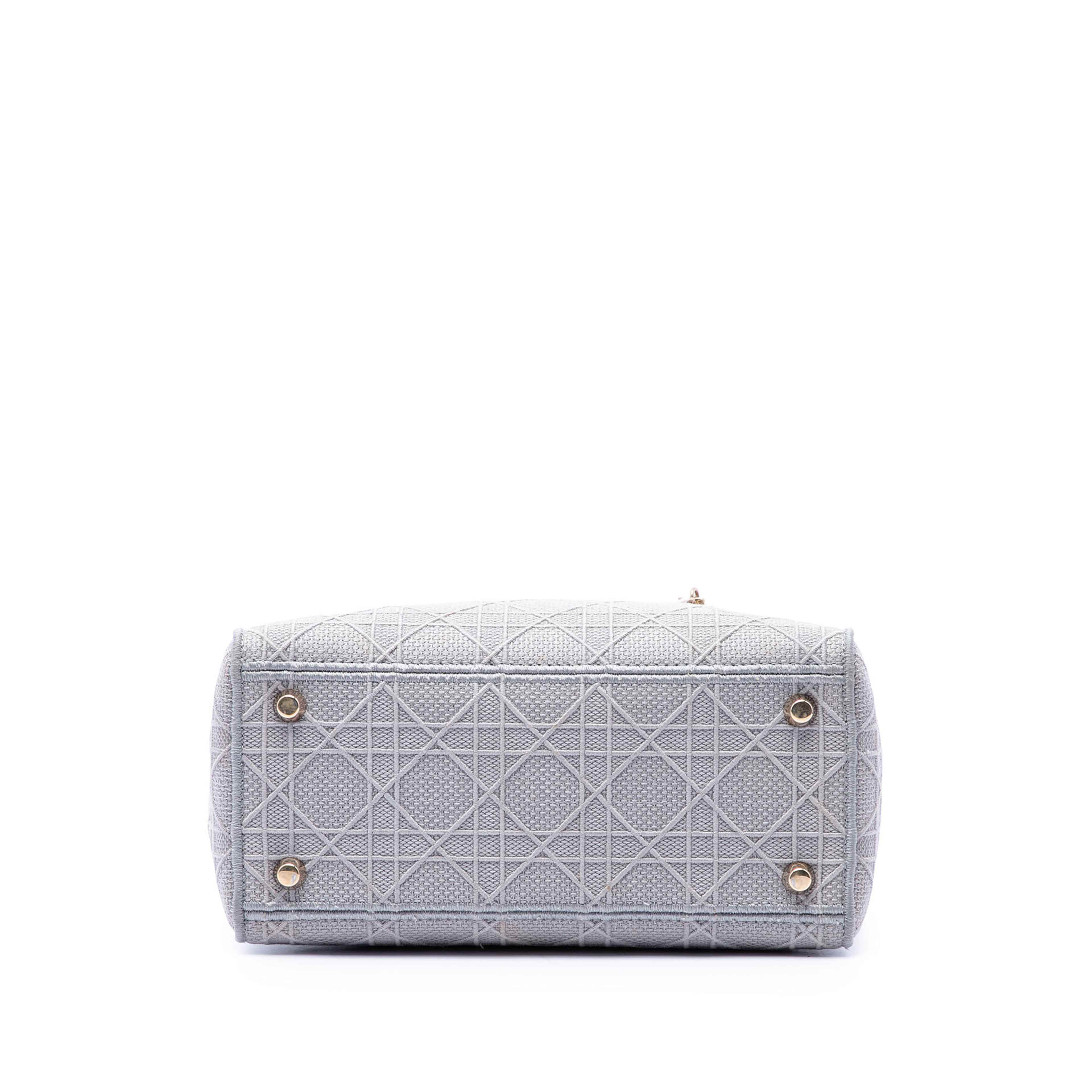 Dior Medium Canvas Cannage Lady D Lite, från Luxclusif, i färgen grå. Klicka för att öppna bilden i stort format
