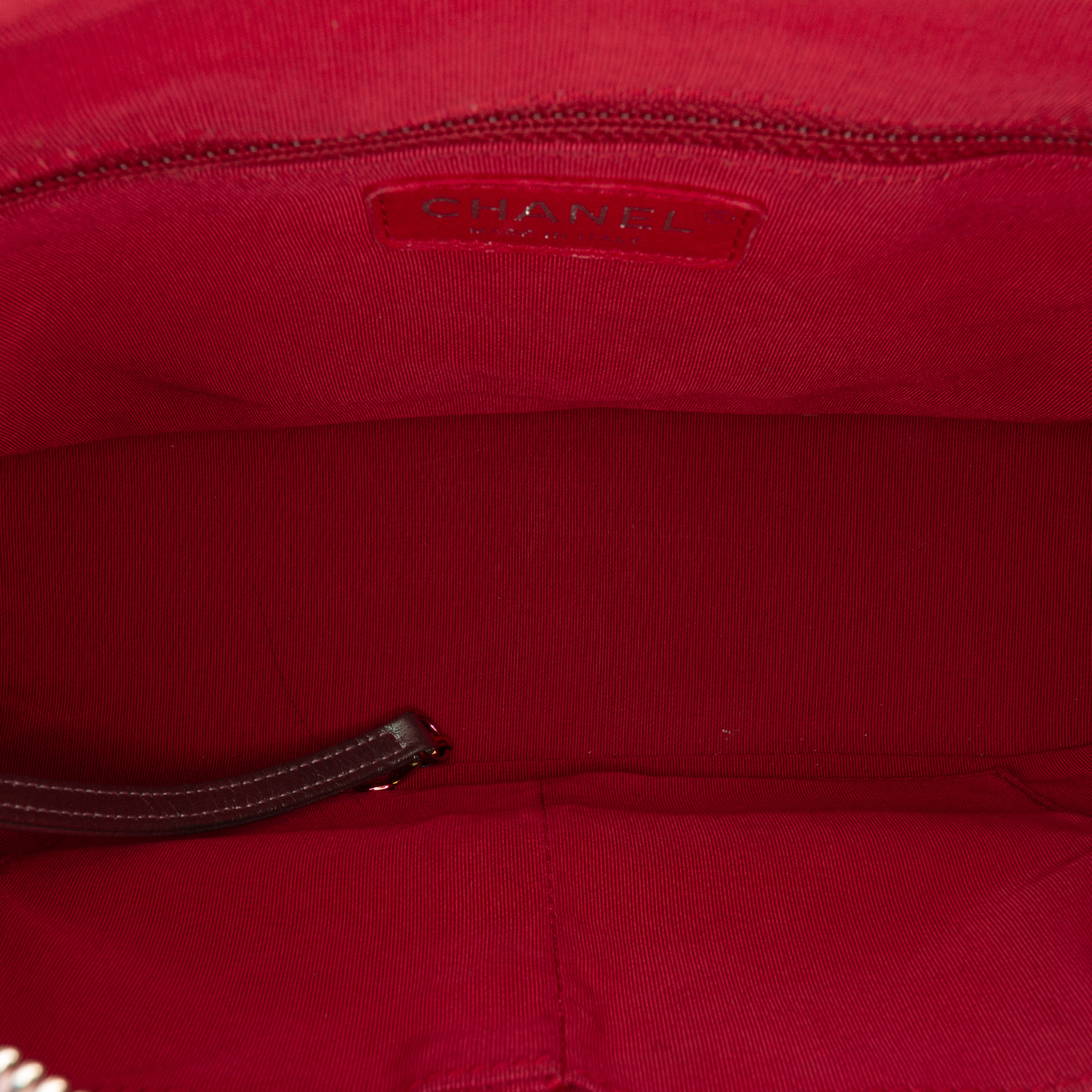 Chanel Medium Iridescent Calfskin Gabrielle Crossbody, från Luxclusif, i färgen light purple. Klicka för att öppna bilden i stort format