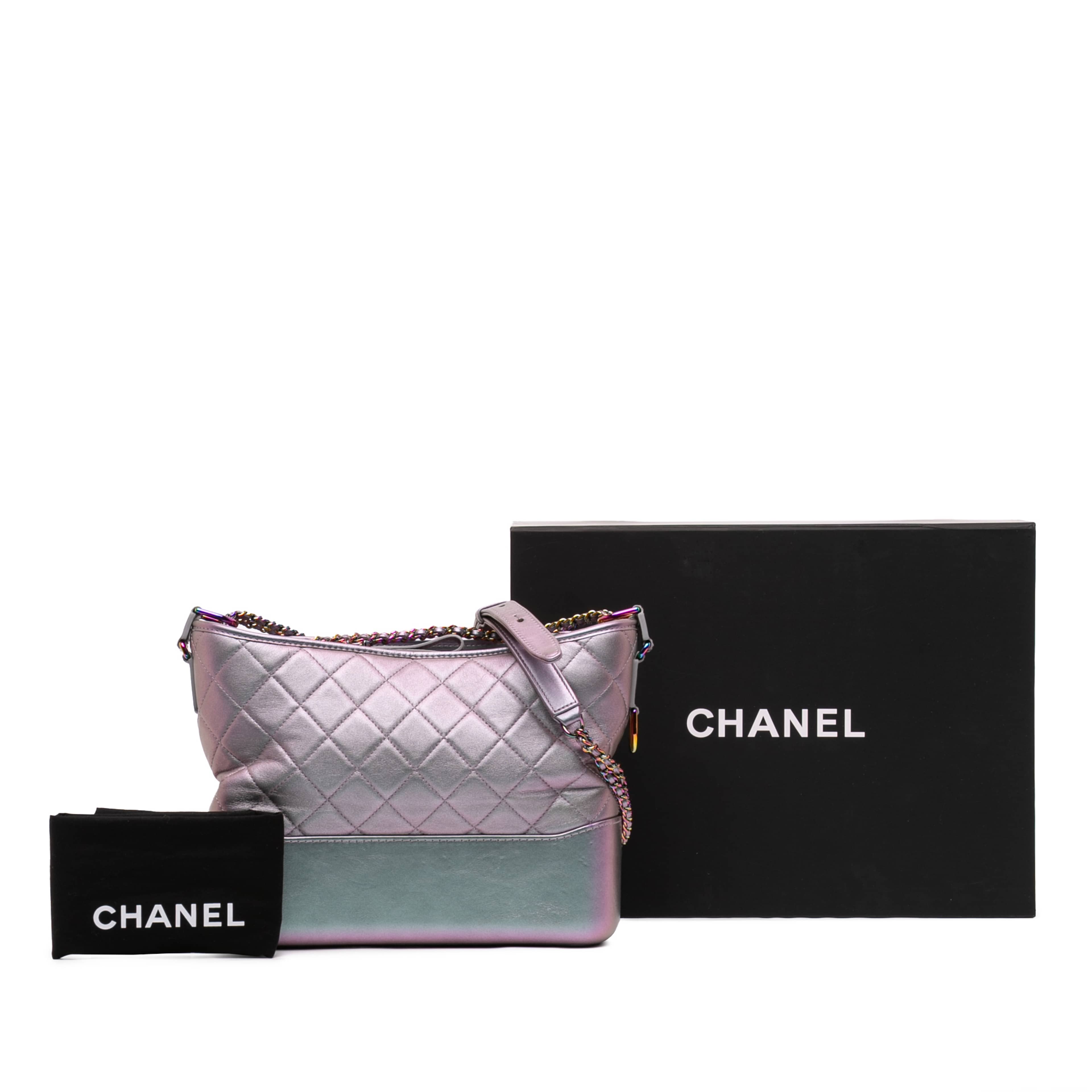 Chanel Medium Iridescent Calfskin Gabrielle Crossbody, från Luxclusif, i färgen purpur. Klicka för att öppna bilden i stort format