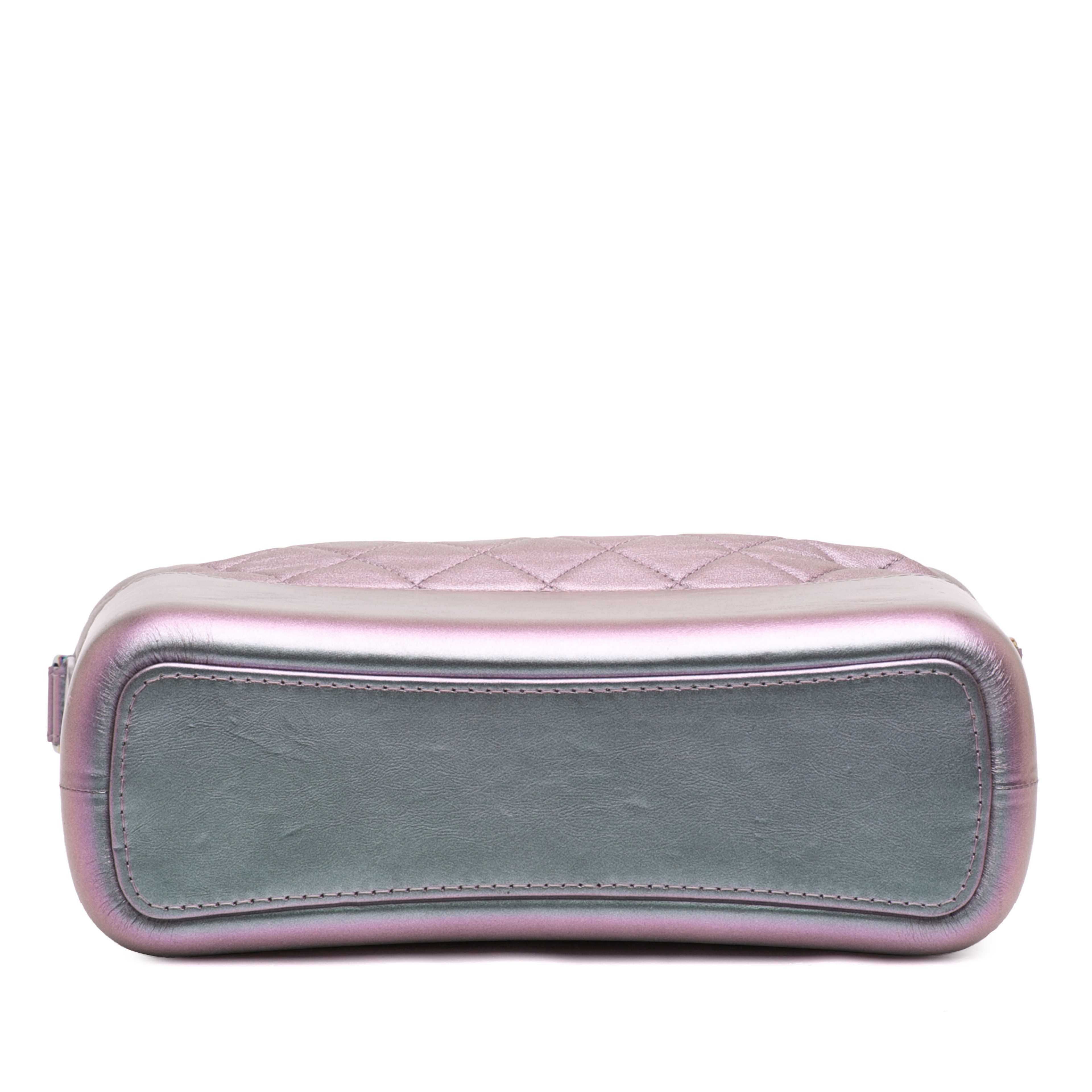 Chanel Medium Iridescent Calfskin Gabrielle Crossbody, från Luxclusif, i färgen light purple. Klicka för att öppna bilden i stort format