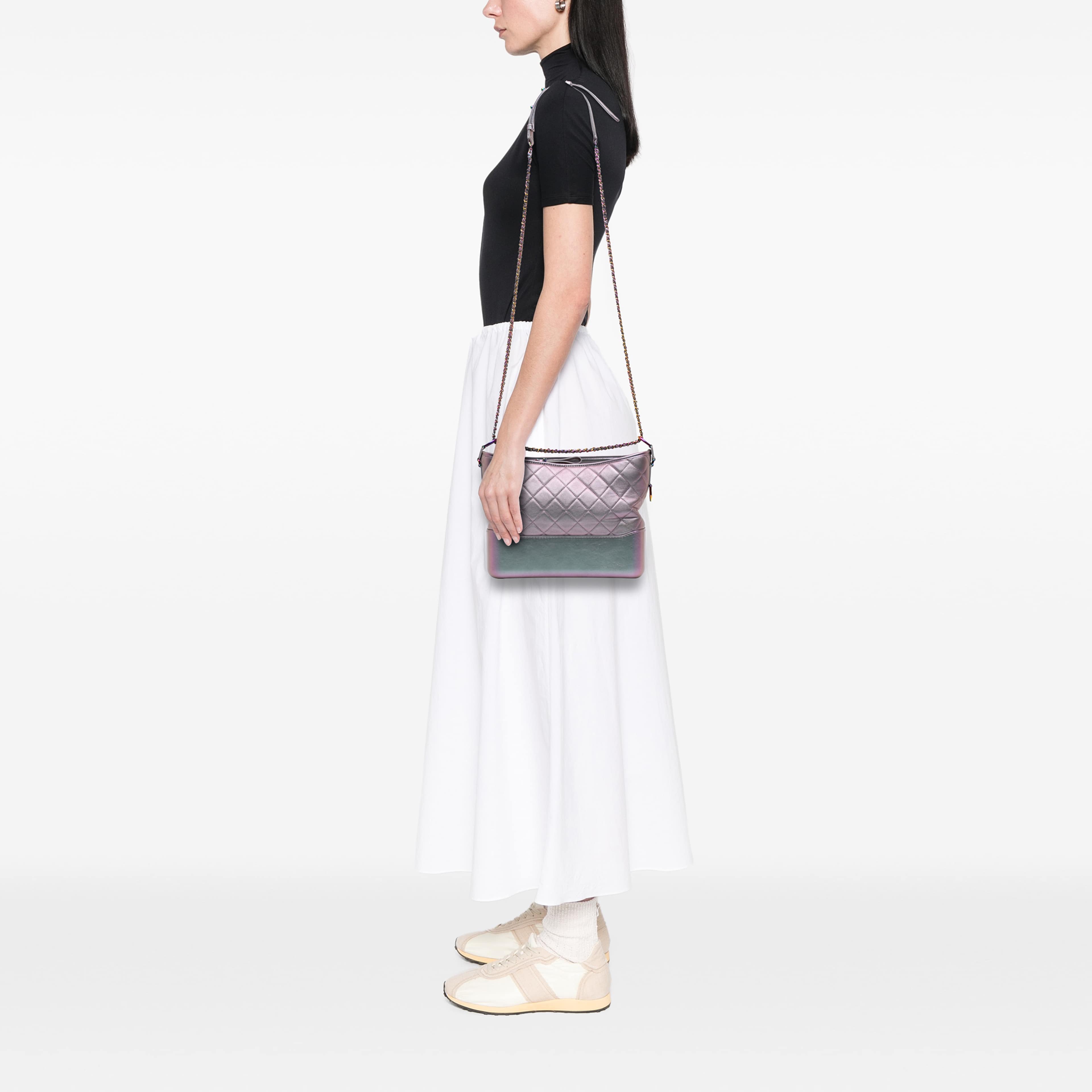 Chanel Medium Iridescent Calfskin Gabrielle Crossbody, från Luxclusif, i färgen purpur. Klicka för att öppna bilden i stort format