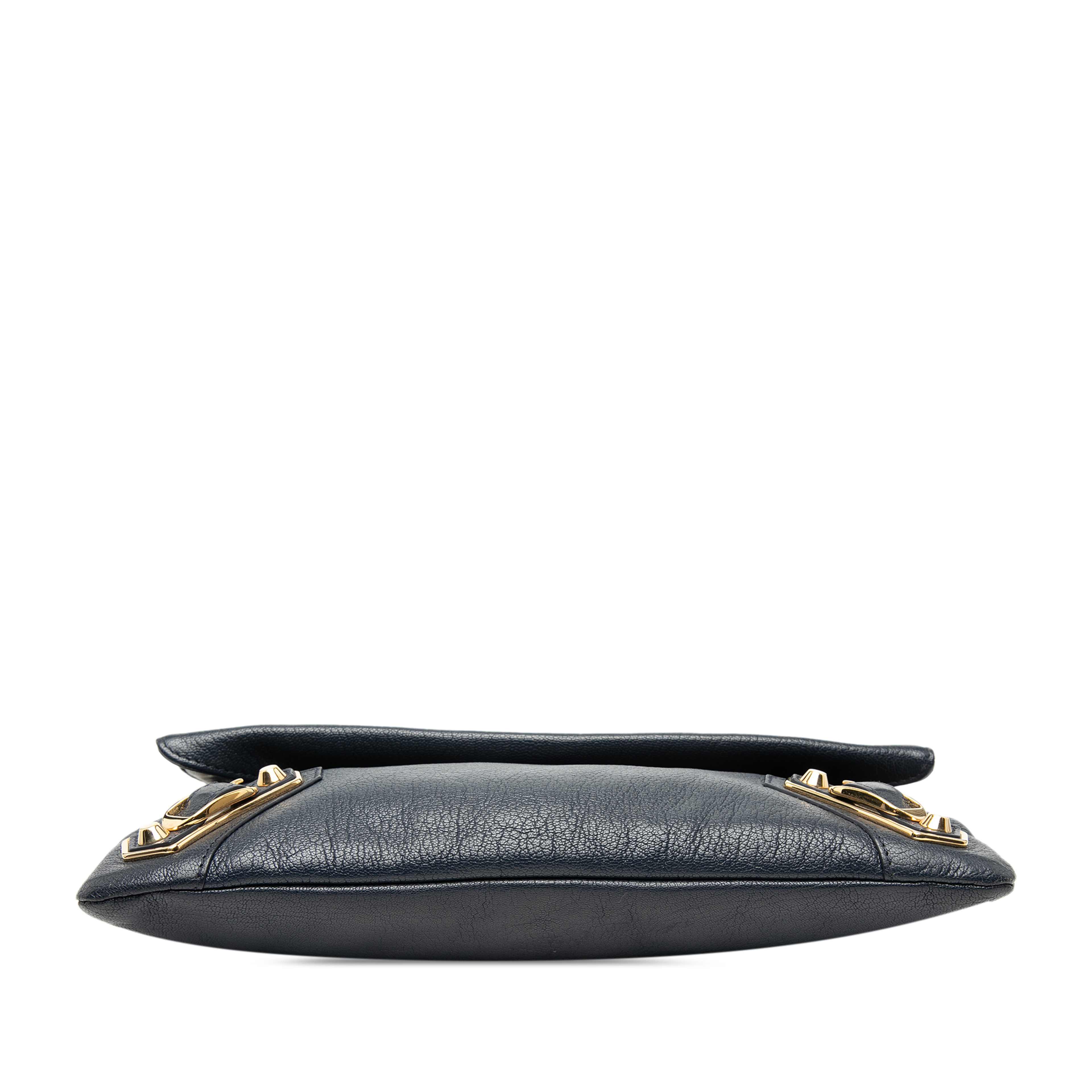 Balenciaga Goatskin Motocross Classic Metallic Edge Envelope Clutch With Strap, från Luxclusif, i färgen blå. Klicka för att öppna bilden i stort format