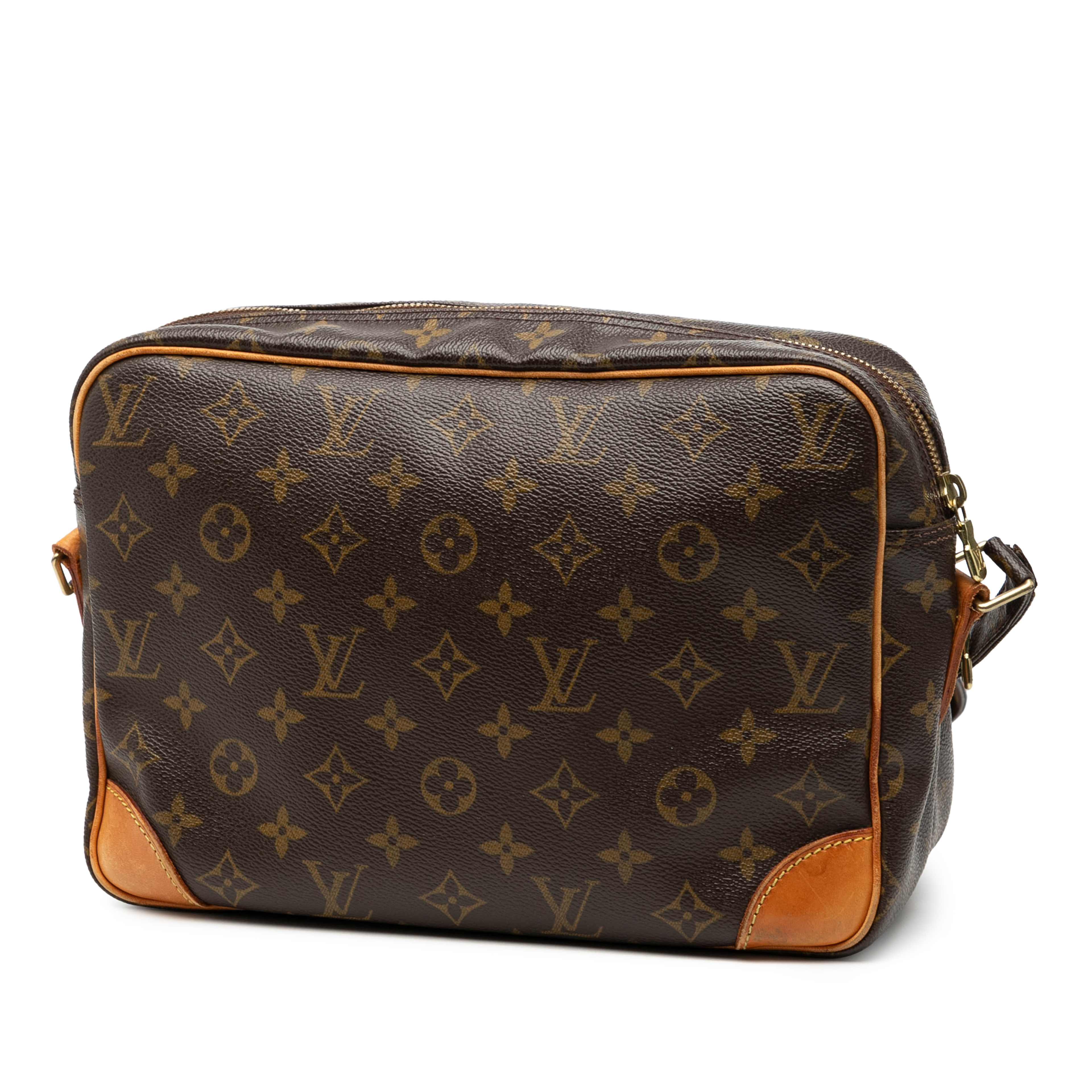 Louis Vuitton Monogram Nil Crossbody, från Luxclusif, i färgen brown. Klicka för att öppna bilden i stort format
