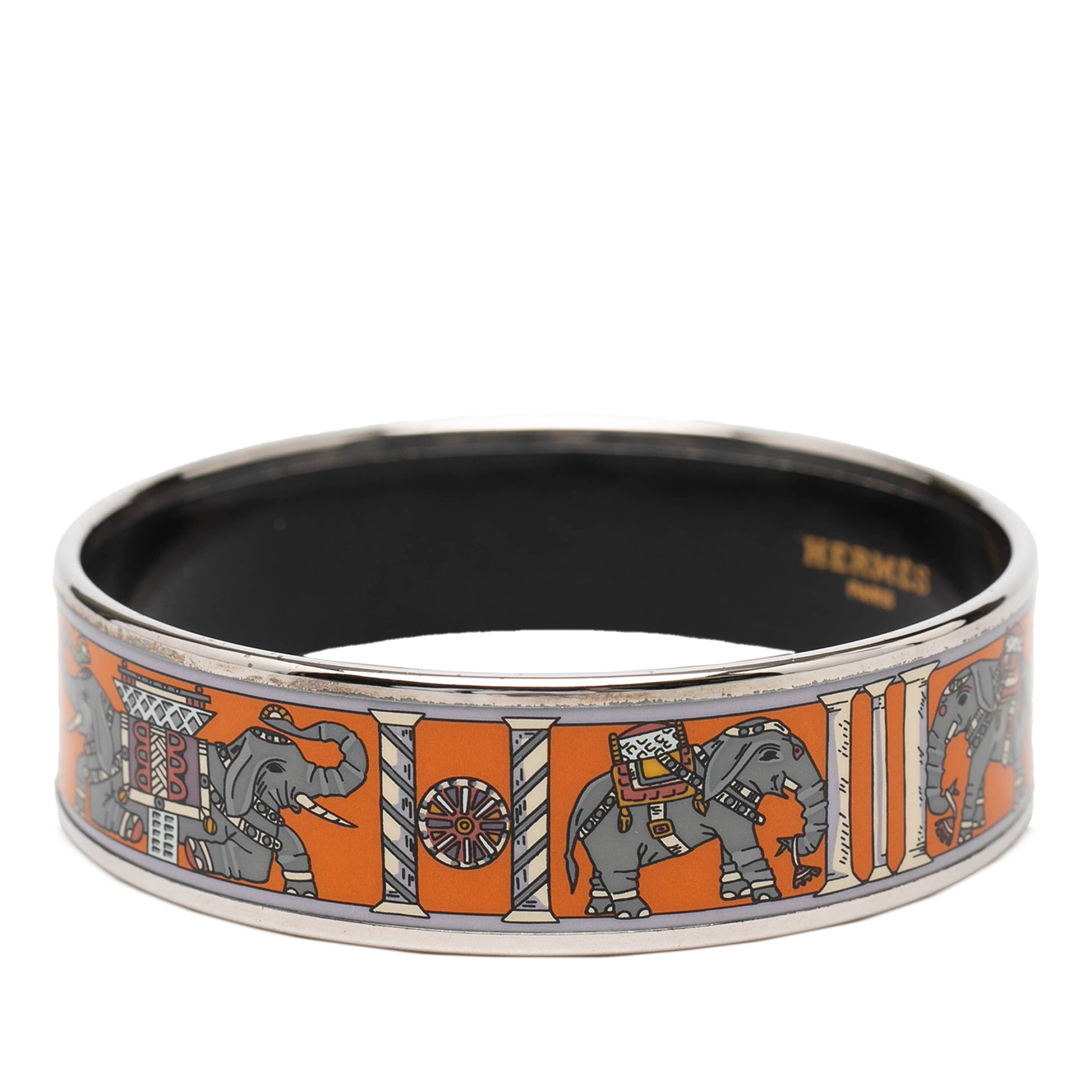 Hermès Wide Torana Elephants Enamel Bangle 65, från Luxclusif, i färgen orange. Klicka för att öppna bilden i stort format