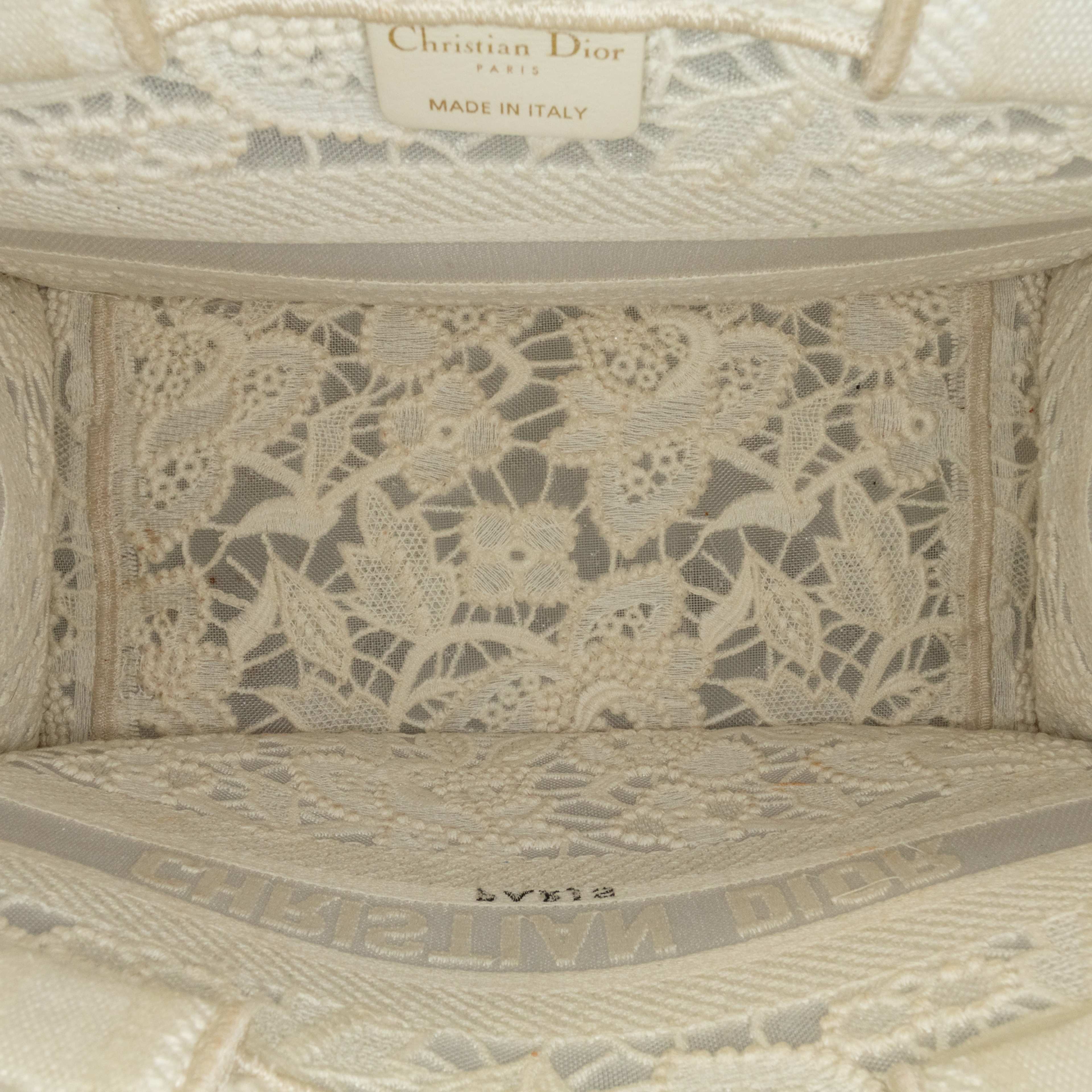Dior Small D-lace Embroidery Book Tote, från Luxclusif, i färgen white. Klicka för att öppna bilden i stort format