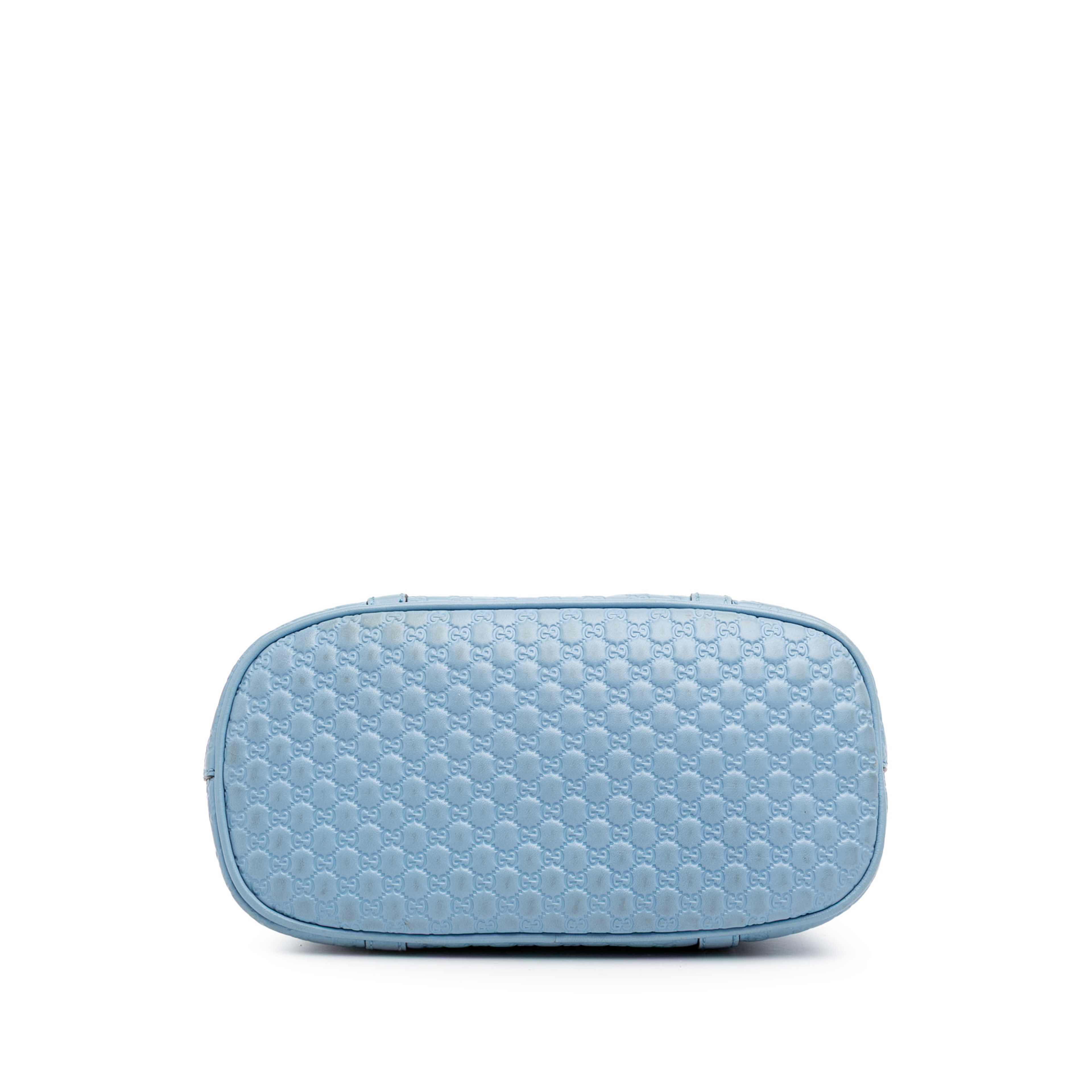 Gucci Mini Microguccissima Dome Satchel, från Luxclusif, i färgen light blue. Klicka för att öppna bilden i stort format