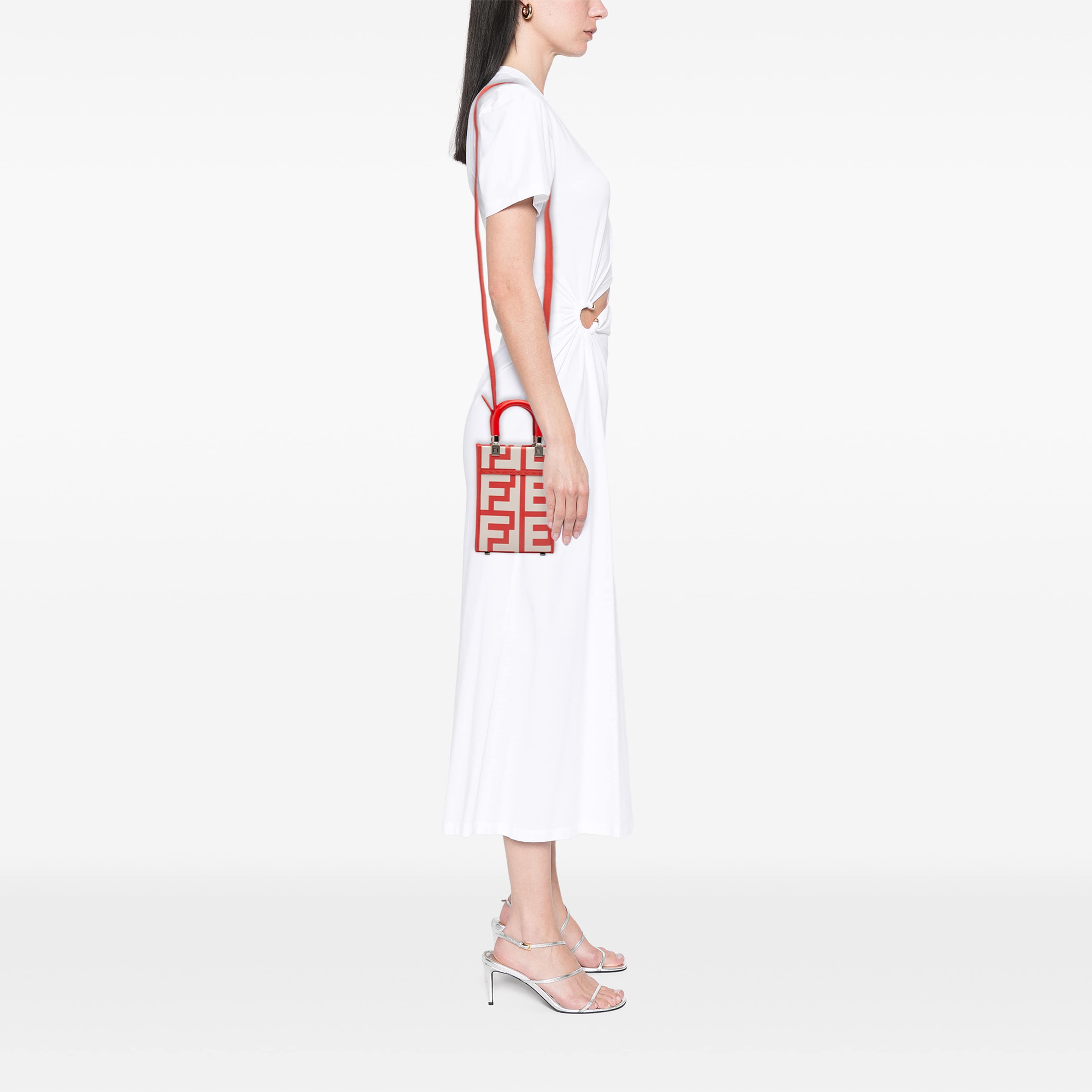 Fendi Marc Jacobs Mini Leather Sunshine Shopper Tote, från Luxclusif, i färgen vit. Klicka för att öppna bilden i stort format
