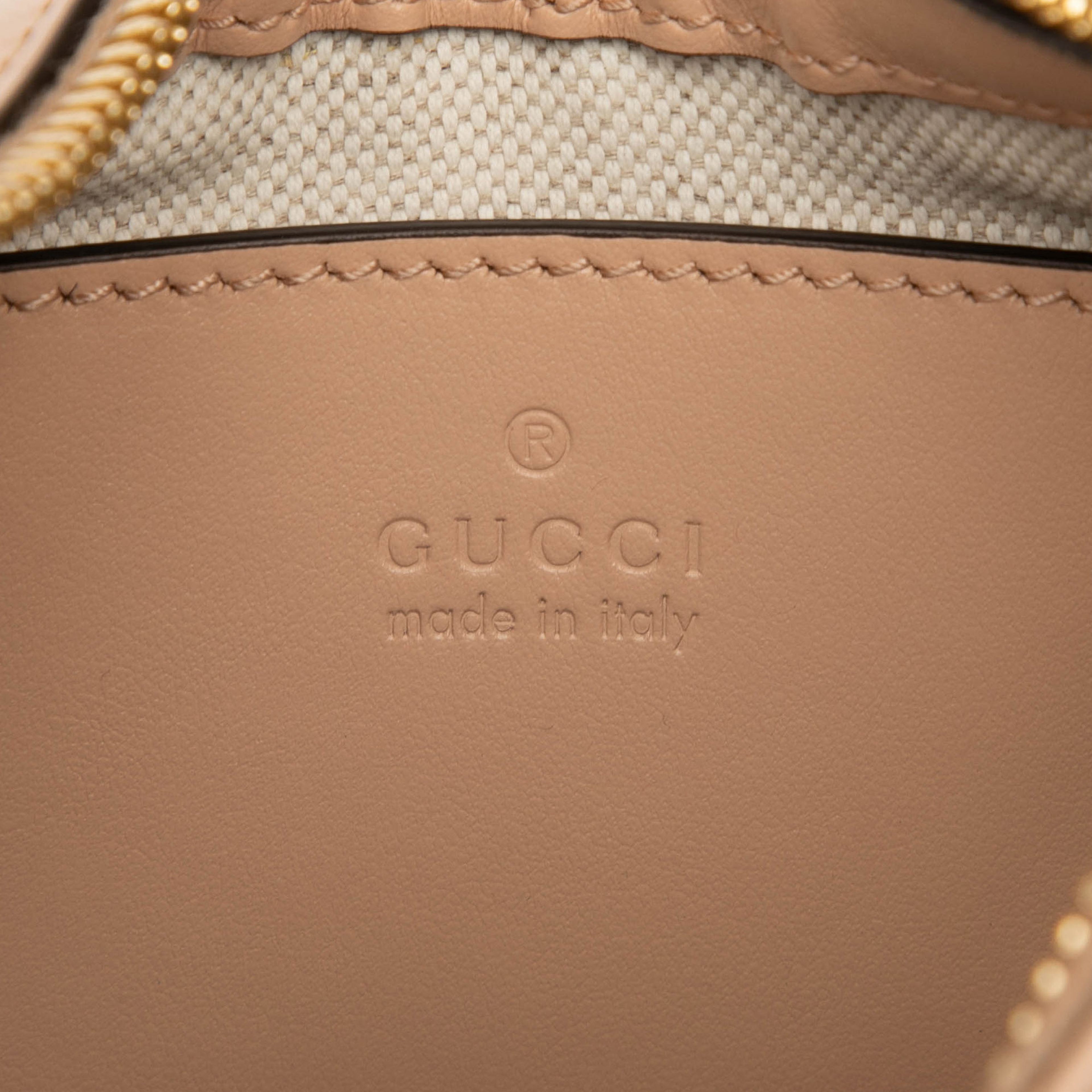 Gucci Mini Gg Marmont Matelasse Leather Satchel, från Luxclusif, i färgen beige. Klicka för att öppna bilden i stort format