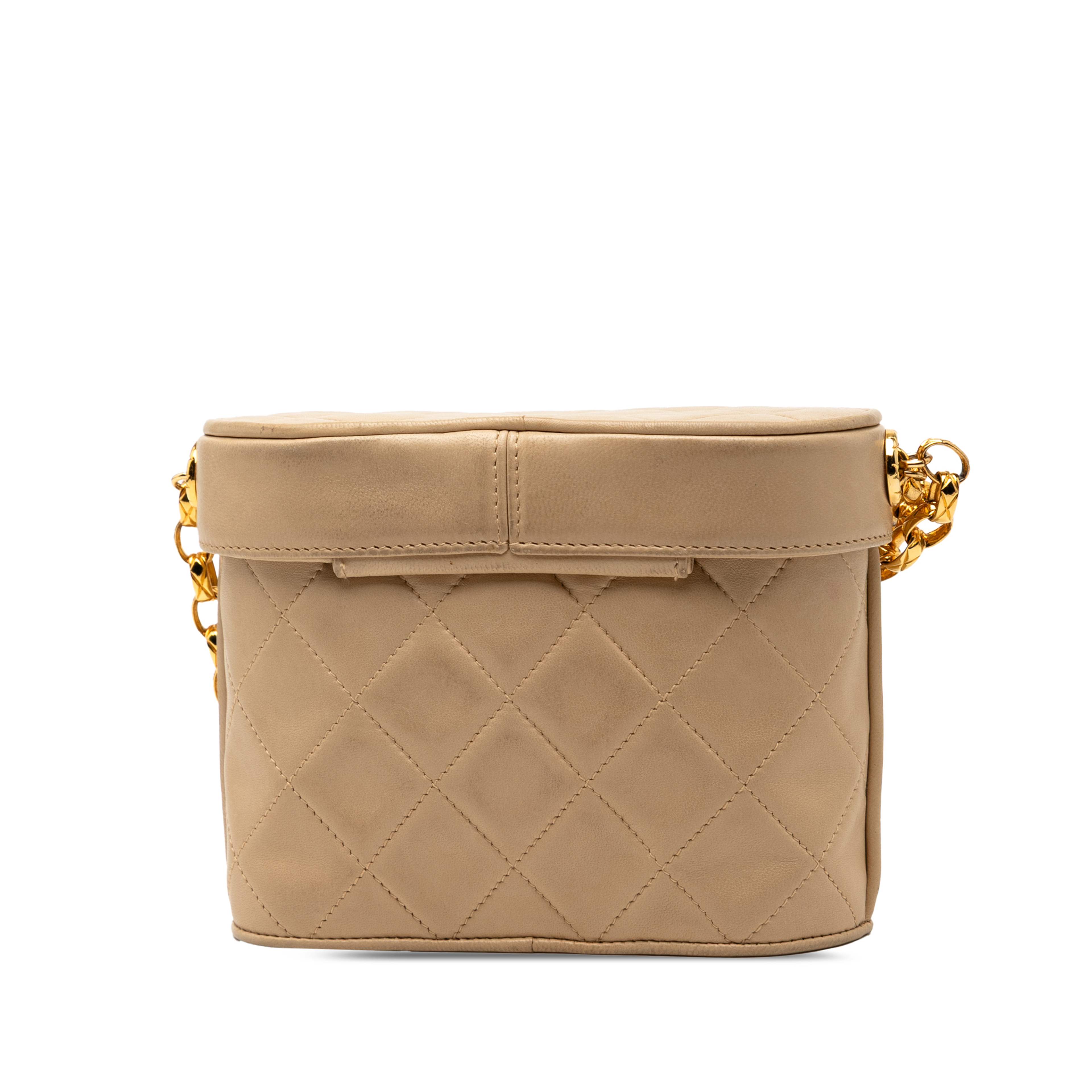 Chanel Cc Quilted Lambskin Tassel Chain Vanity Bag, från Luxclusif, i färgen beige. Klicka för att öppna bilden i stort format