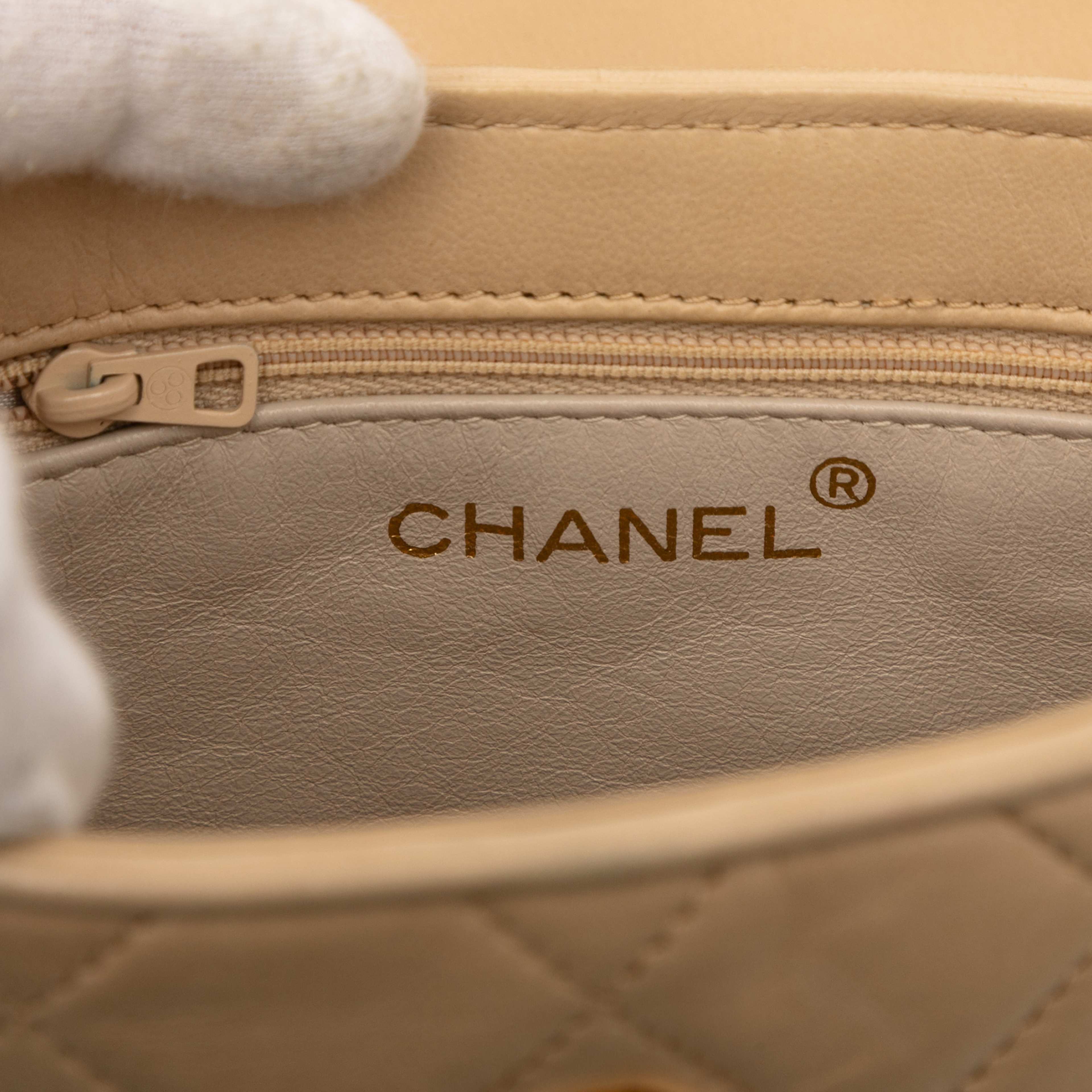 Chanel Cc Quilted Lambskin Tassel Chain Vanity Bag, från Luxclusif, i färgen beige. Klicka för att öppna bilden i stort format