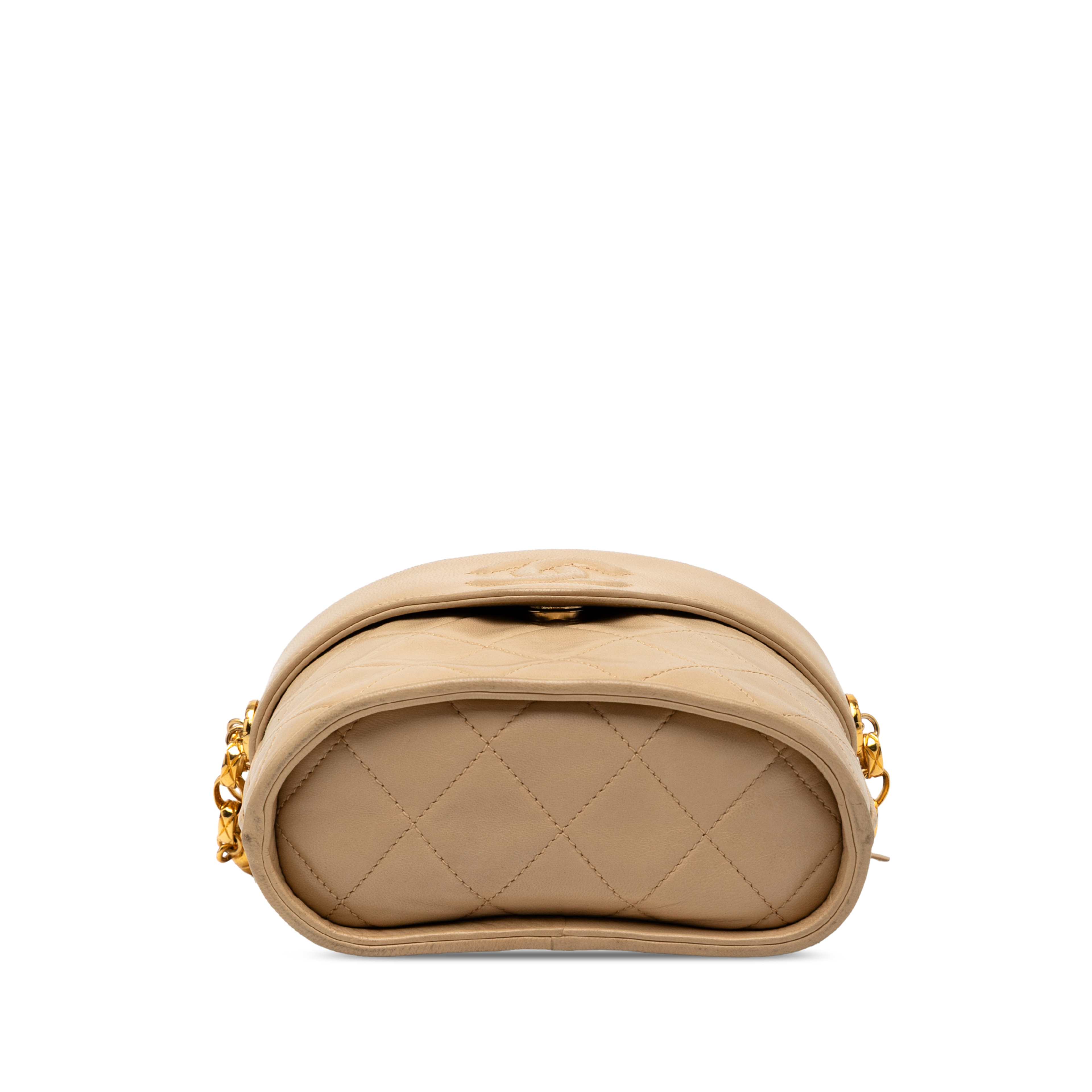 Chanel Cc Quilted Lambskin Tassel Chain Vanity Bag, från Luxclusif, i färgen beige. Klicka för att öppna bilden i stort format