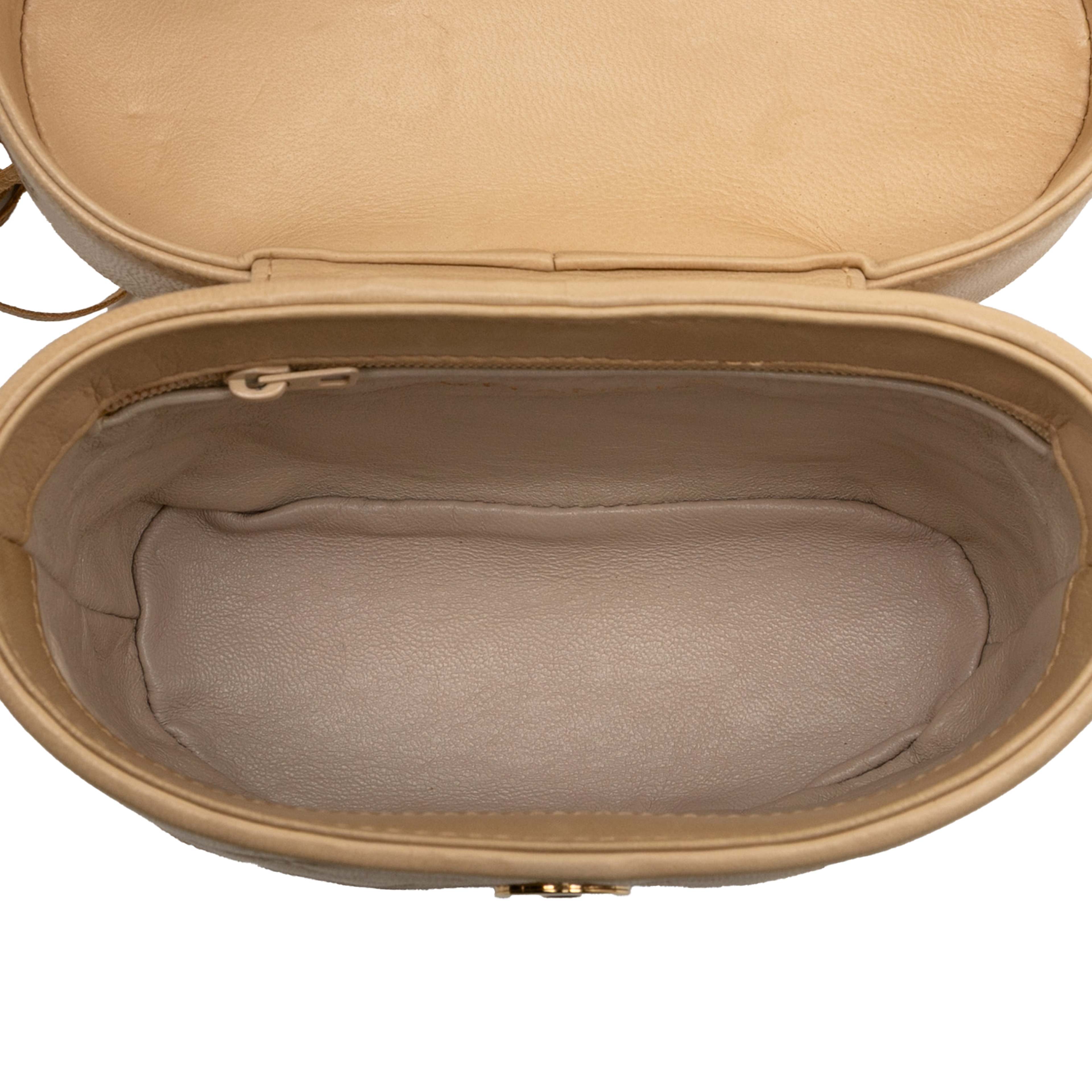 Chanel Cc Quilted Lambskin Tassel Chain Vanity Bag, från Luxclusif, i färgen beige. Klicka för att öppna bilden i stort format