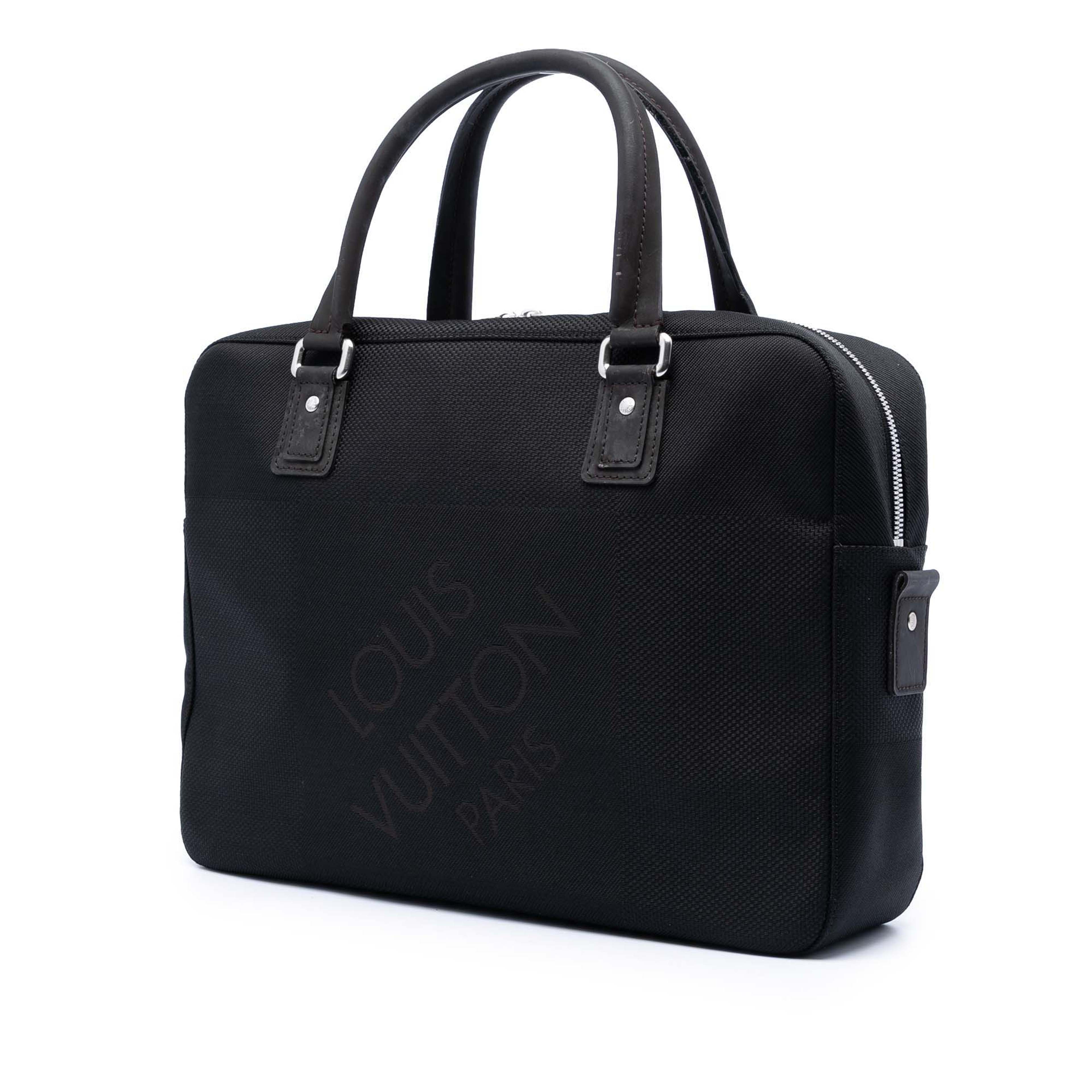 Louis Vuitton Damier Geant Yack, från Luxclusif, i färgen black. Klicka för att öppna bilden i stort format