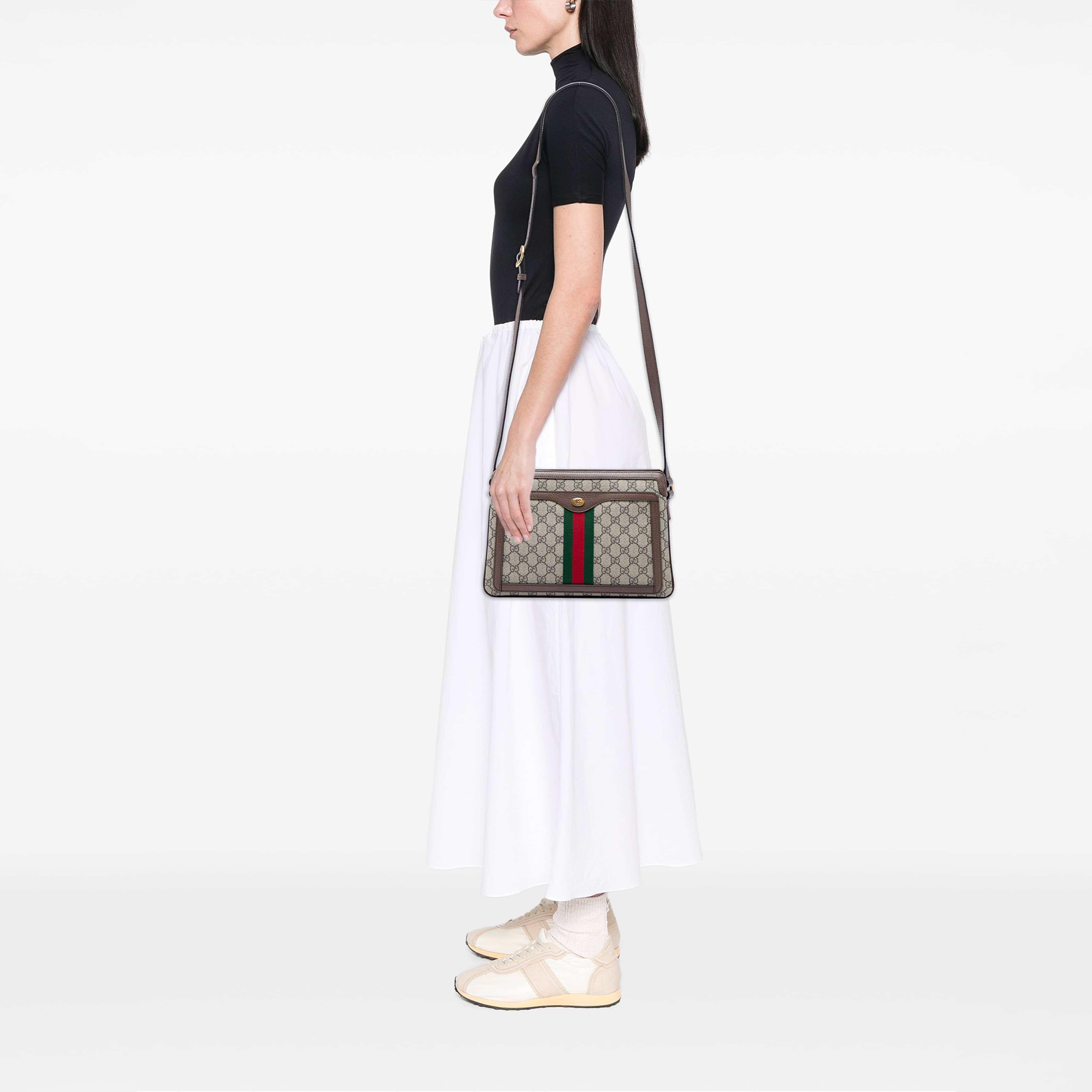 Gucci Medium Gg Supreme Web Ophidia Crossbody, från Luxclusif, i färgen beige. Klicka för att öppna bilden i stort format