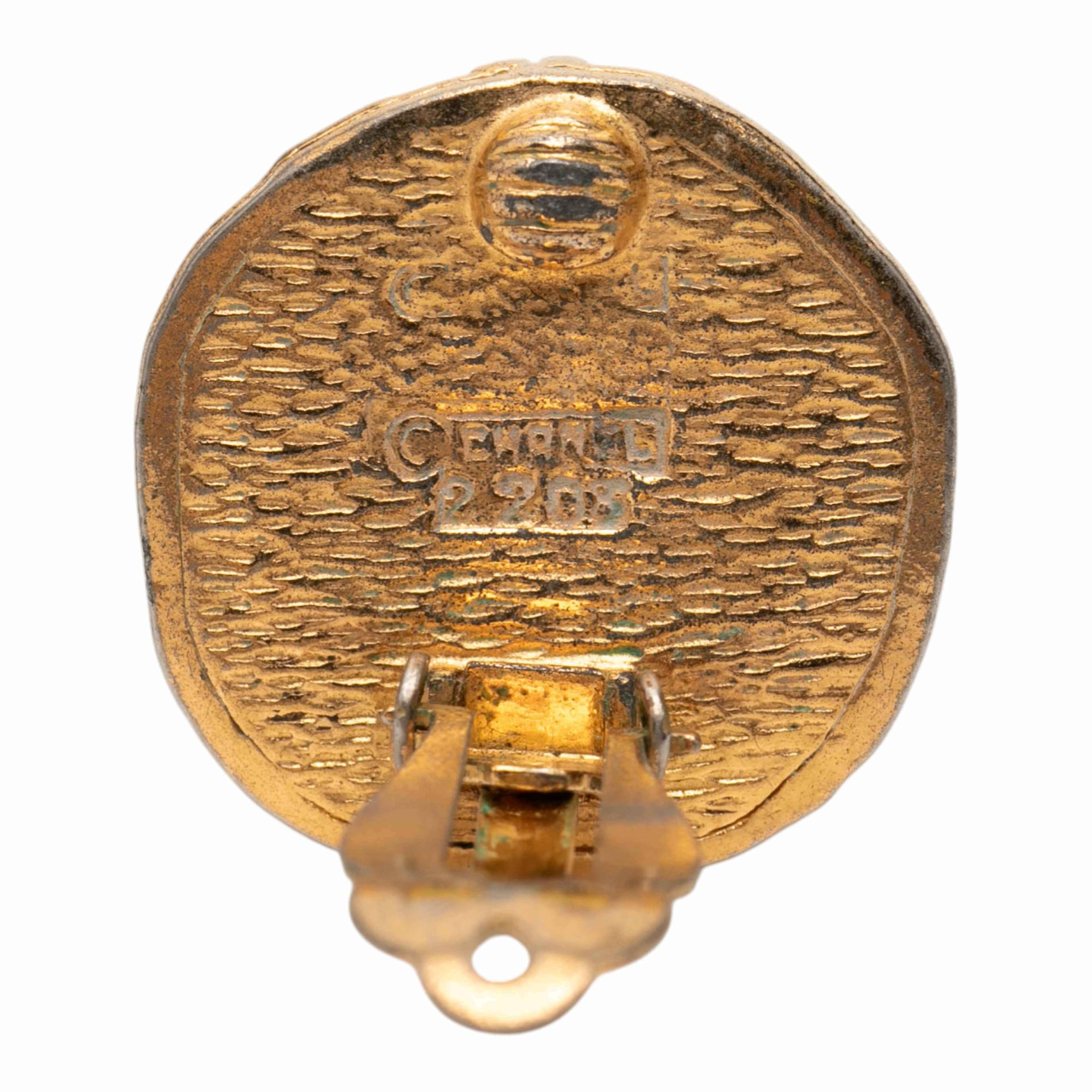 Chanel Gold Plated Archer Medallion Clip On Earrings, från Luxclusif, i färgen gold. Klicka för att öppna bilden i stort format