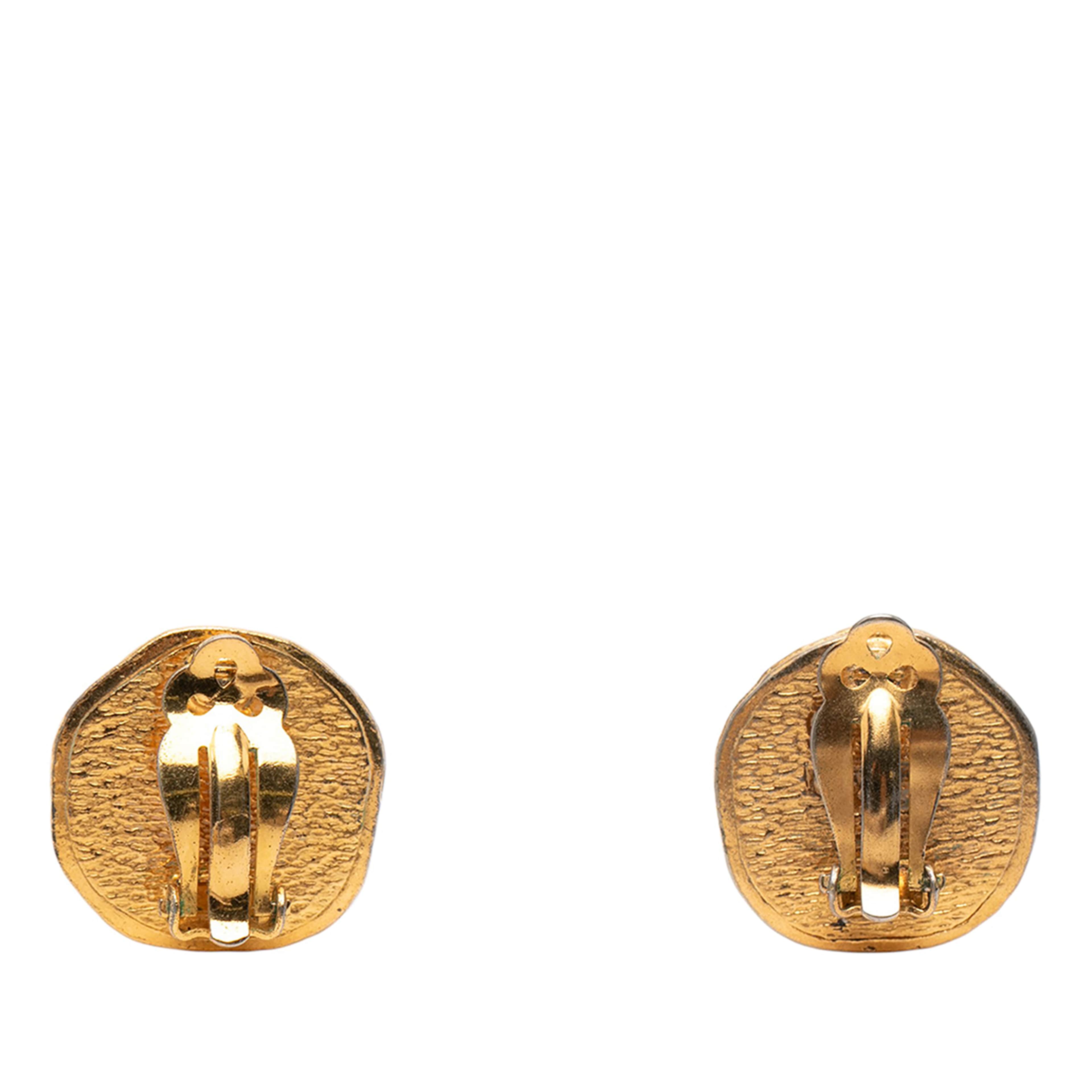 Chanel Gold Plated Archer Medallion Clip On Earrings, från Luxclusif, i färgen gold. Klicka för att öppna bilden i stort format