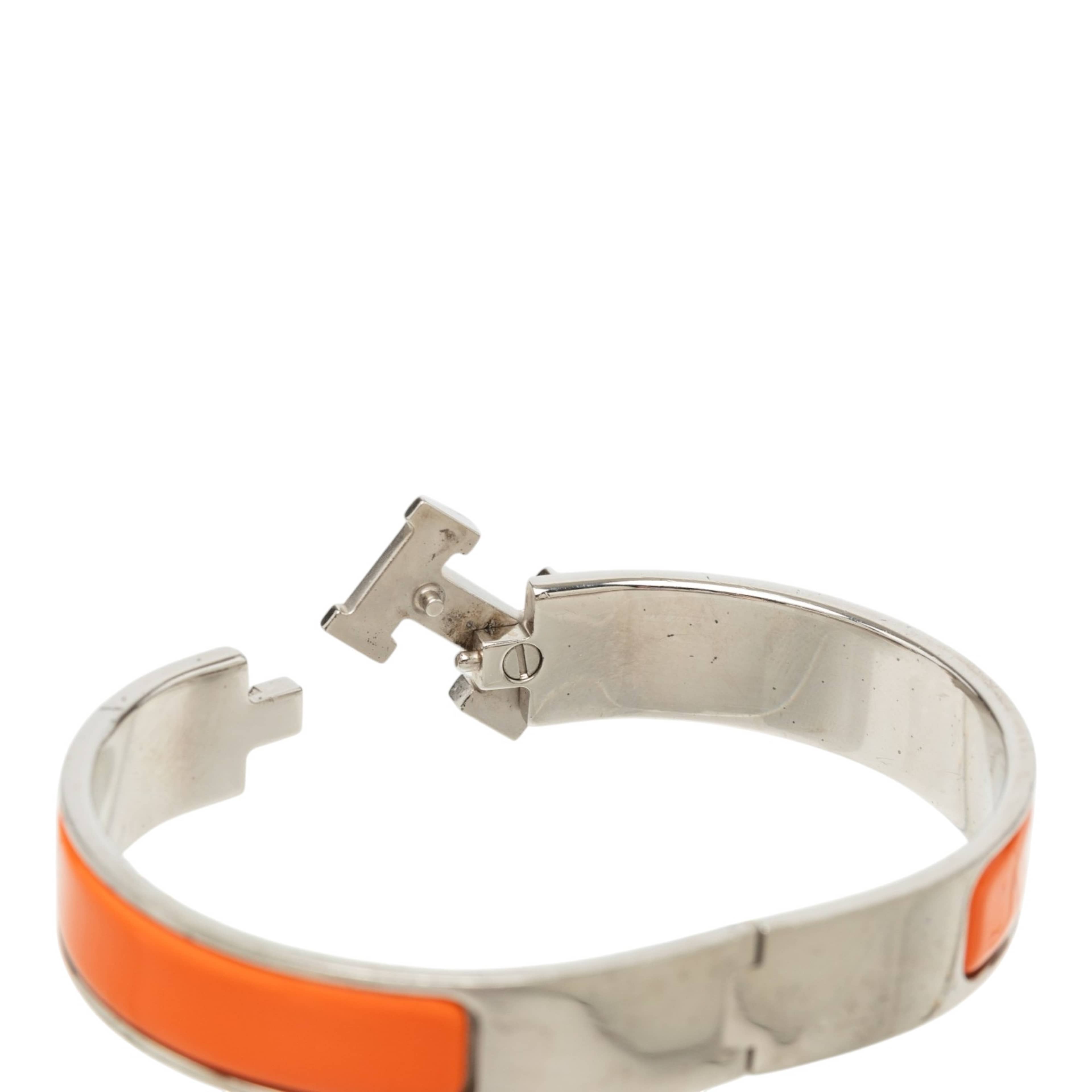 Hermès Narrow Enamel Clic H Bracelet Pm, från Luxclusif, i färgen orange. Klicka för att öppna bilden i stort format