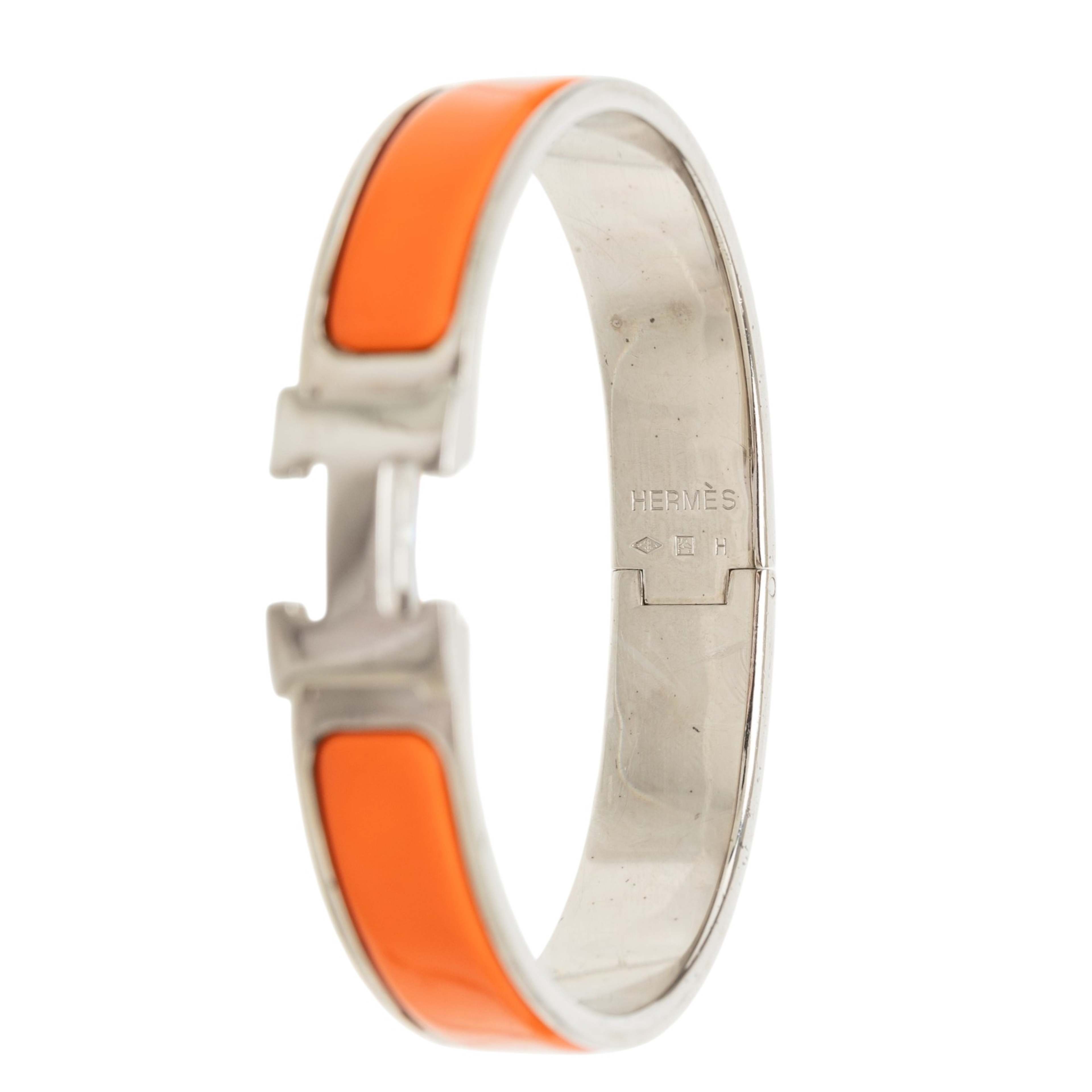 Hermès Narrow Enamel Clic H Bracelet Pm, från Luxclusif, i färgen orange. Klicka för att öppna bilden i stort format