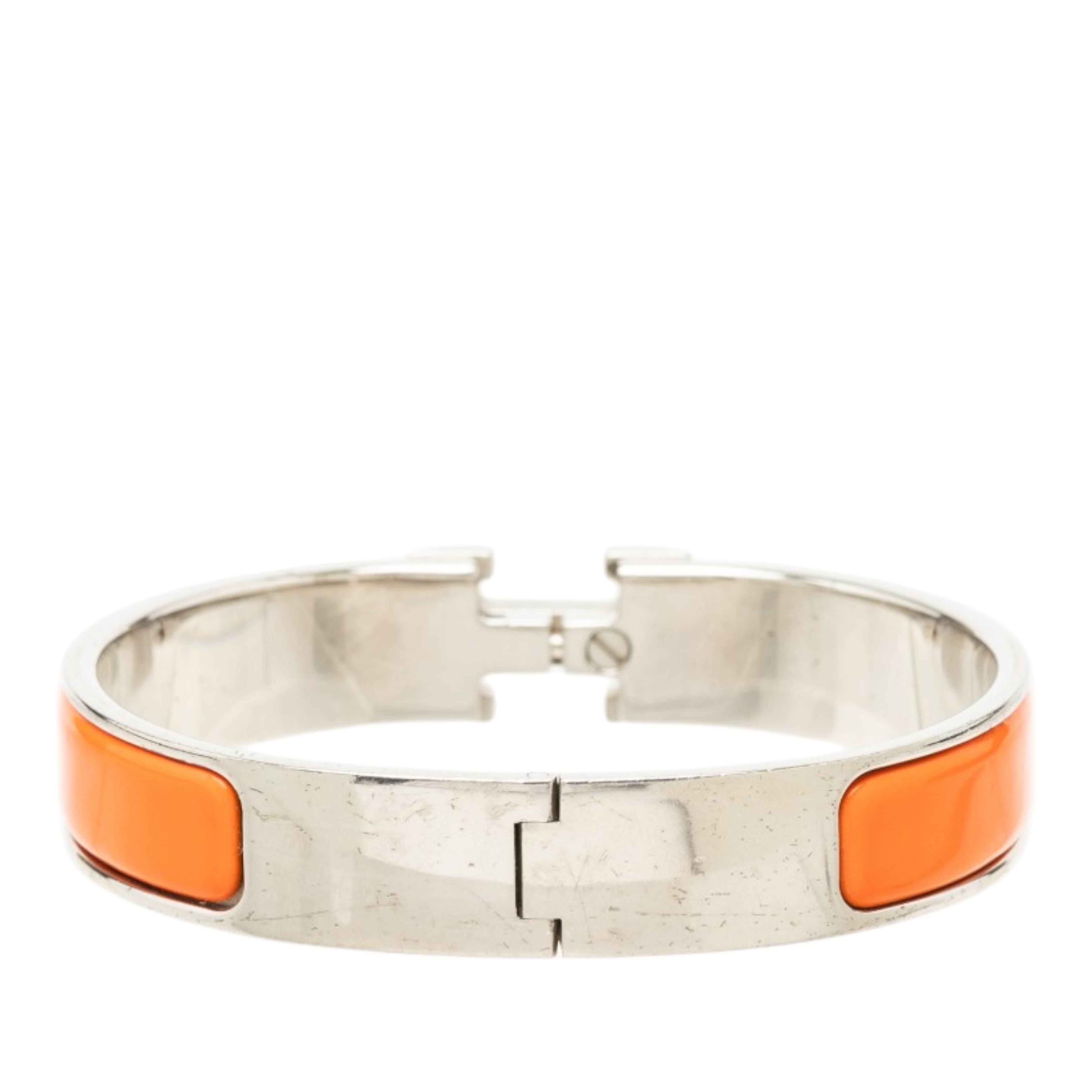 Hermès Narrow Enamel Clic H Bracelet Pm, från Luxclusif, i färgen orange. Klicka för att öppna bilden i stort format