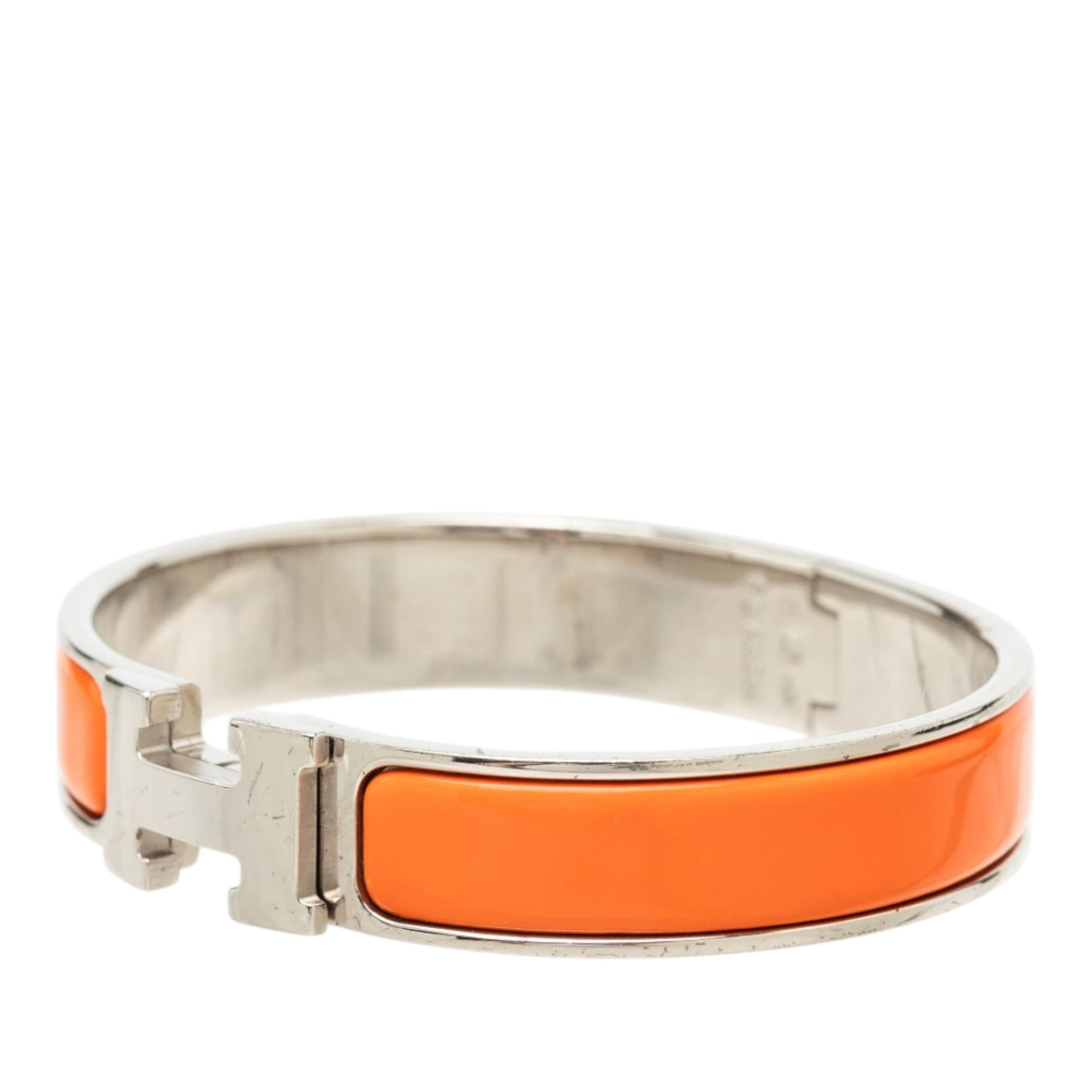 Hermès Narrow Enamel Clic H Bracelet Pm, från Luxclusif, i färgen orange. Klicka för att öppna bilden i stort format