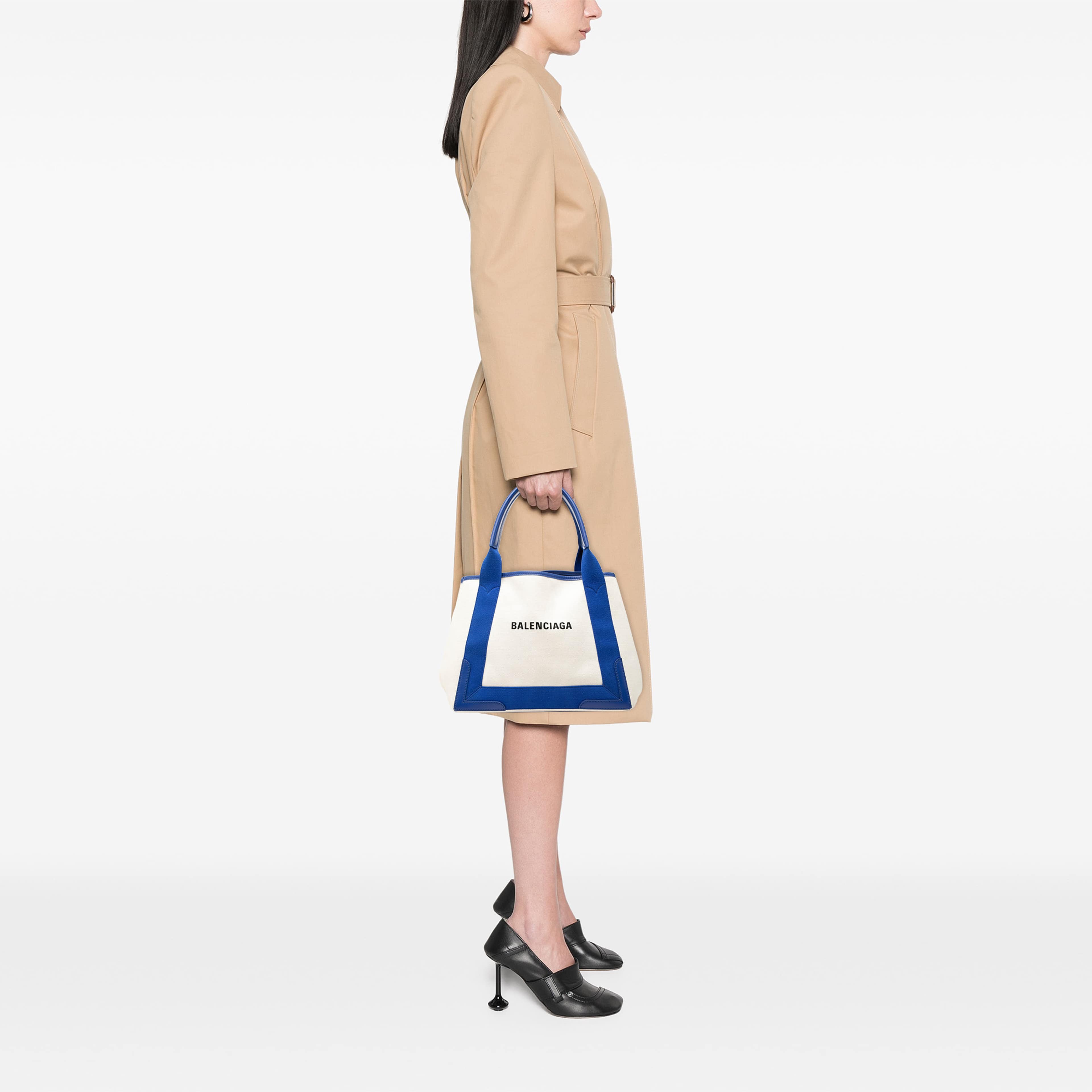 Balenciaga Canvas Navy Cabas S Tote, från Luxclusif, i färgen vit. Klicka för att öppna bilden i stort format