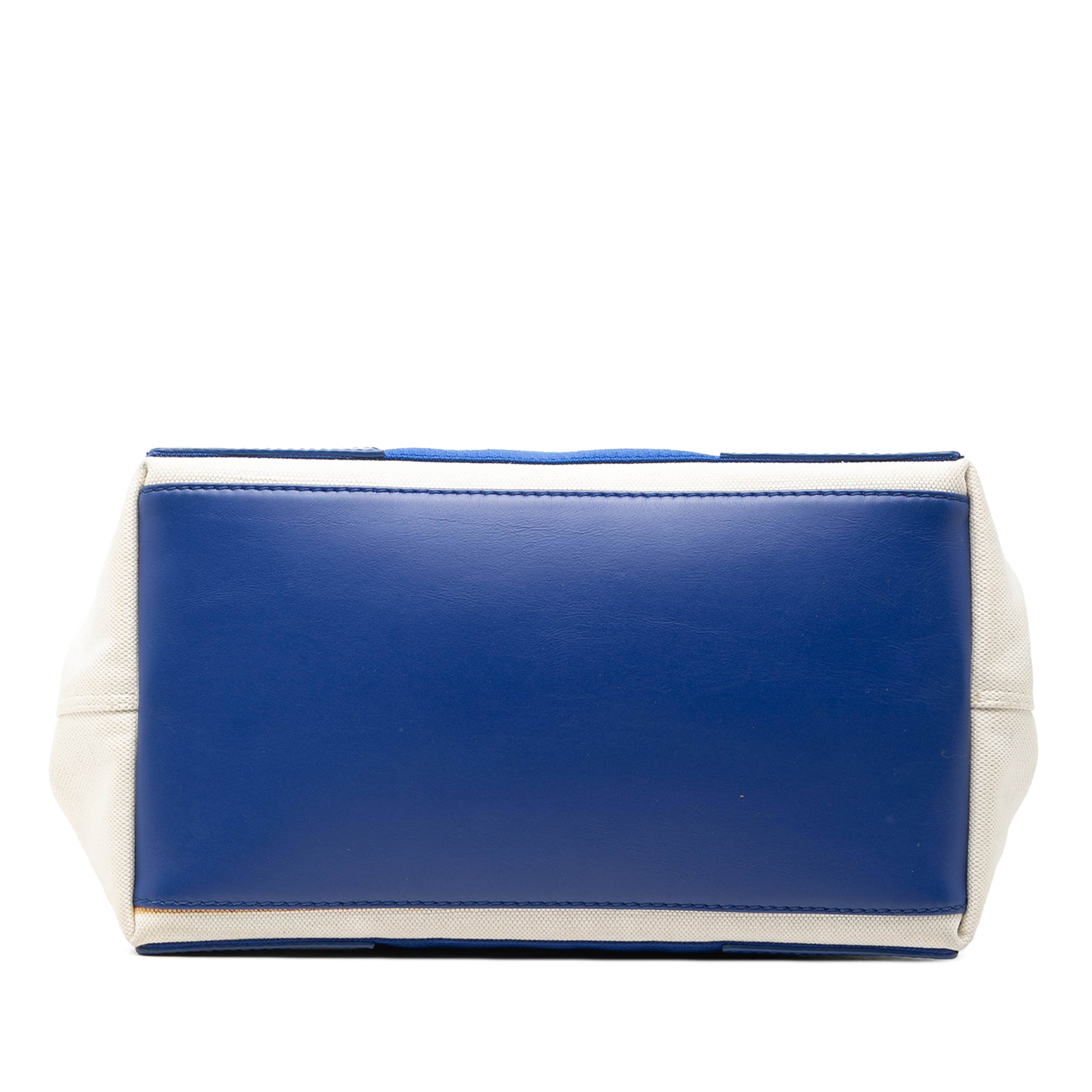 Balenciaga Canvas Navy Cabas S Tote, från Luxclusif, i färgen off white. Klicka för att öppna bilden i stort format