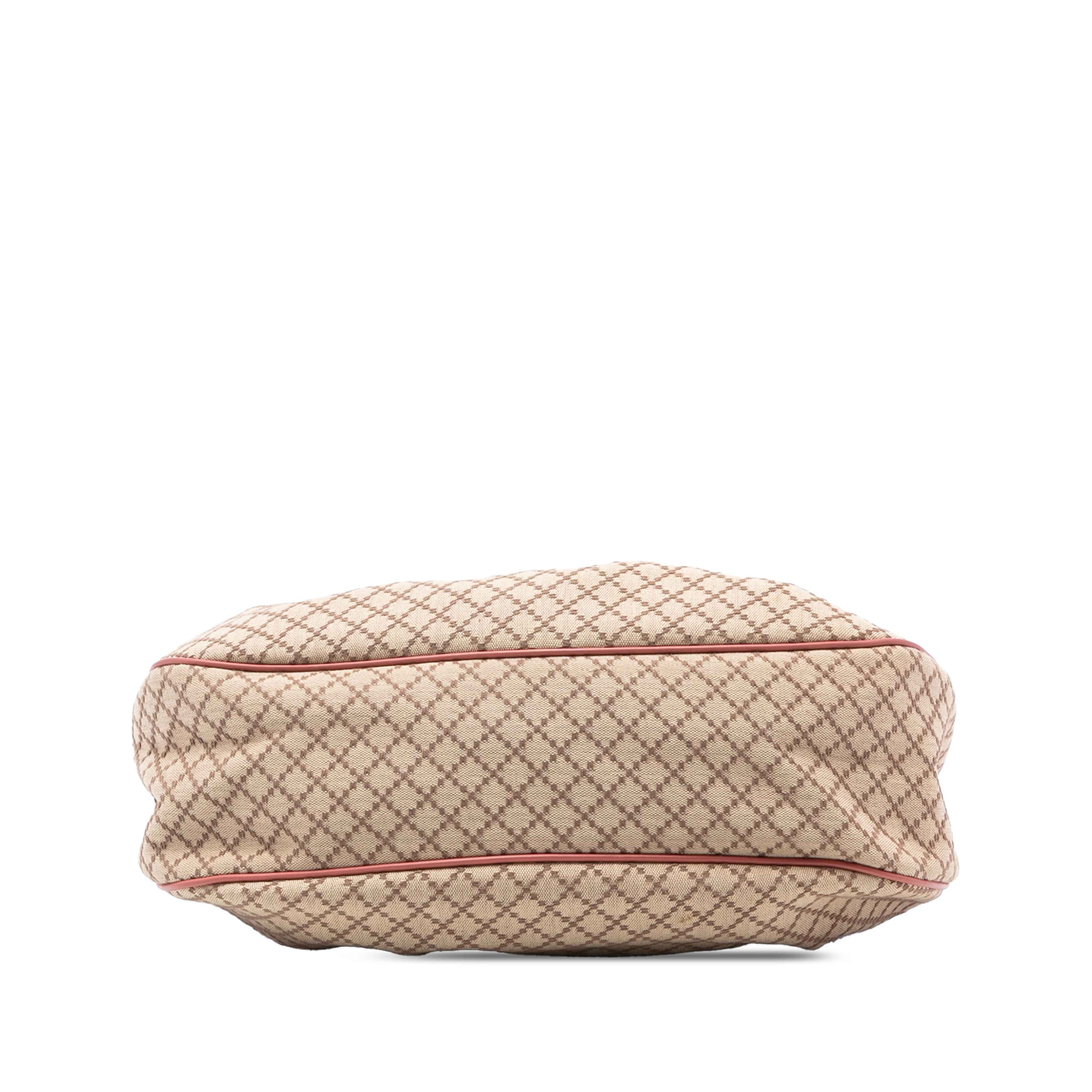 Gucci Diamante Canvas Sukey Shoulder Bag, från Luxclusif, i färgen beige. Klicka för att öppna bilden i stort format