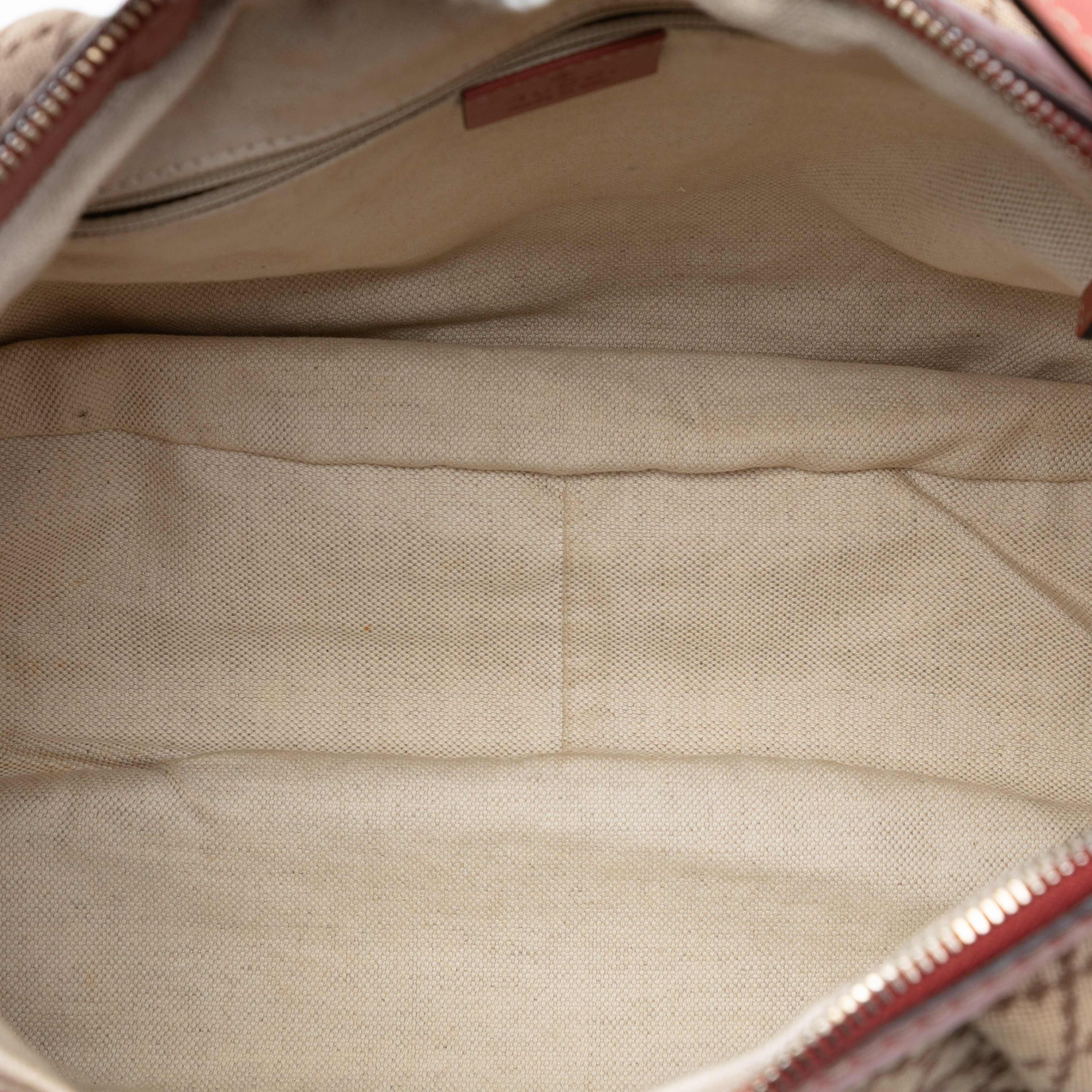 Gucci Diamante Canvas Sukey Shoulder Bag, från Luxclusif, i färgen beige. Klicka för att öppna bilden i stort format