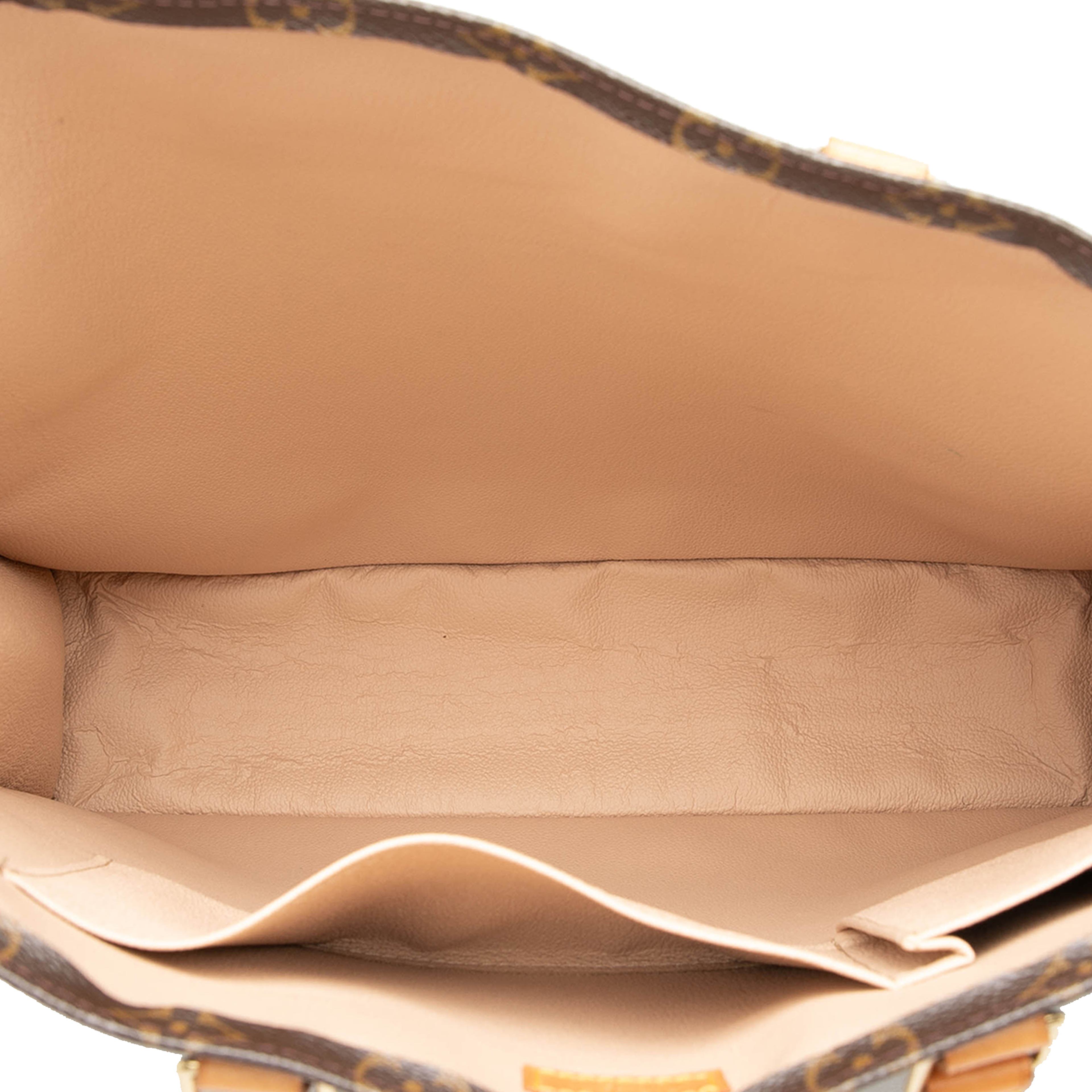Louis Vuitton Monogram Sac Plat, från Luxclusif, i färgen brown. Klicka för att öppna bilden i stort format