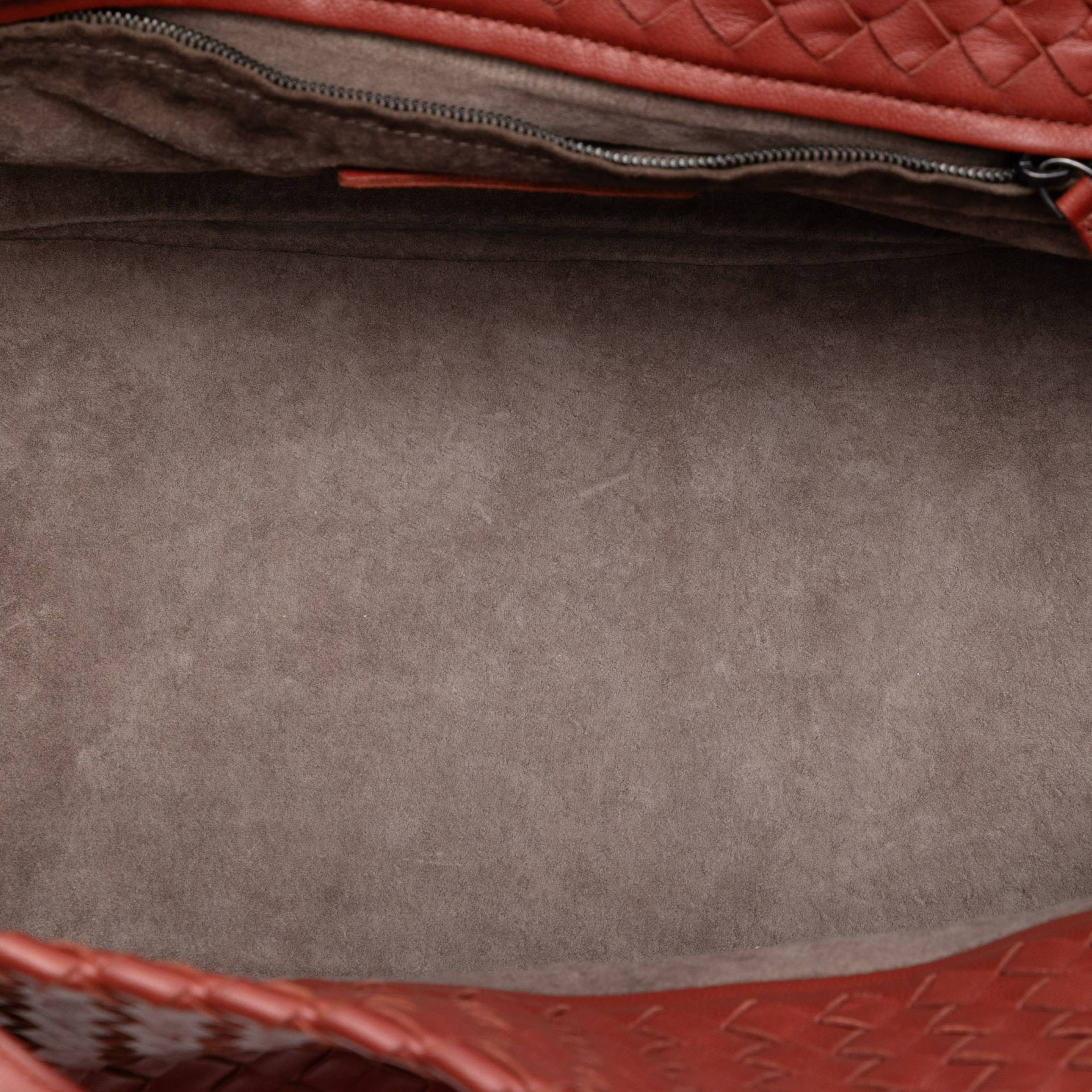 Bottega Veneta Medium Nappa Intrecciato Cesta Tote, från Luxclusif, i färgen brick. Klicka för att öppna bilden i stort format