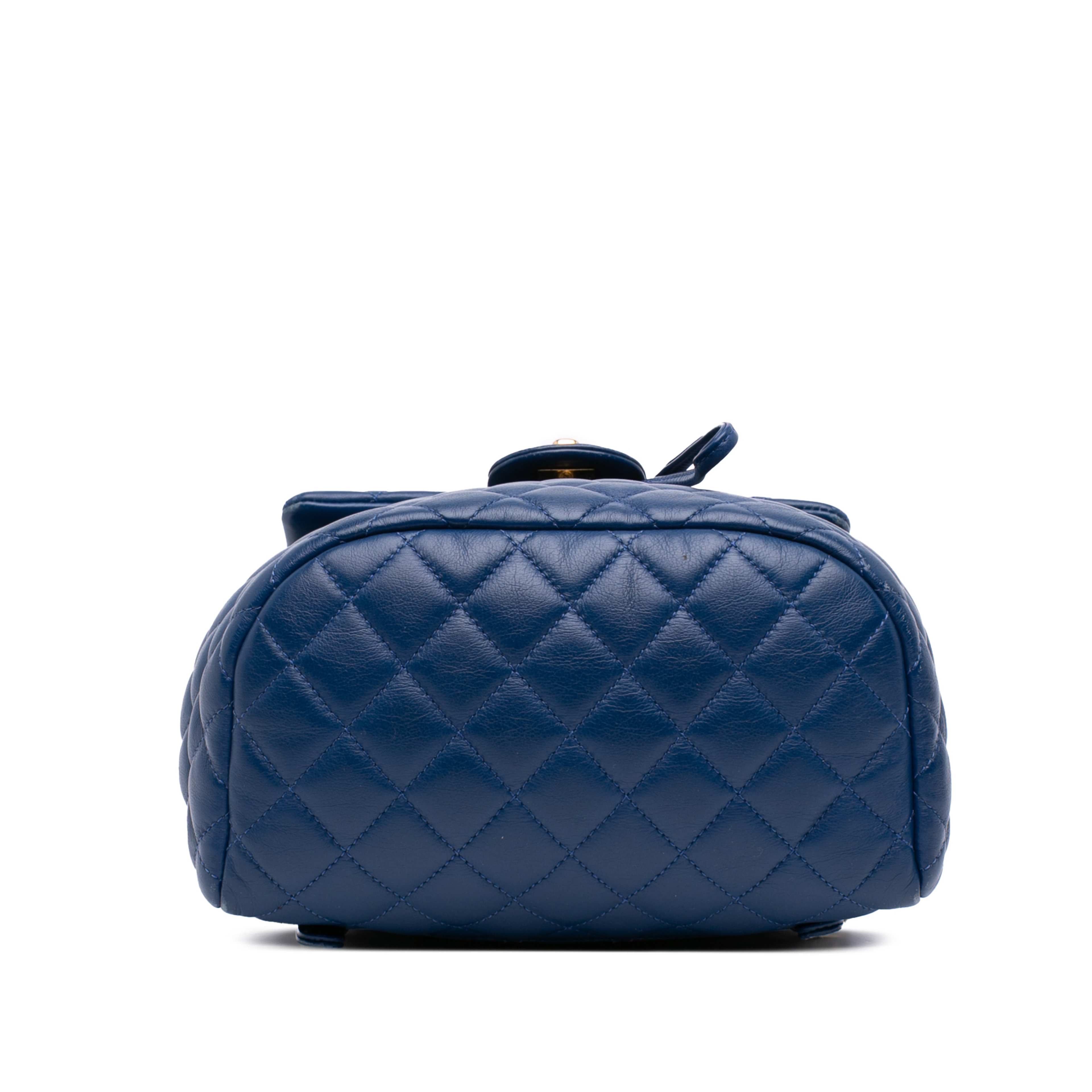 Chanel Small Lambskin Urban Spirit Backpack, från Luxclusif, i färgen blå. Klicka för att öppna bilden i stort format