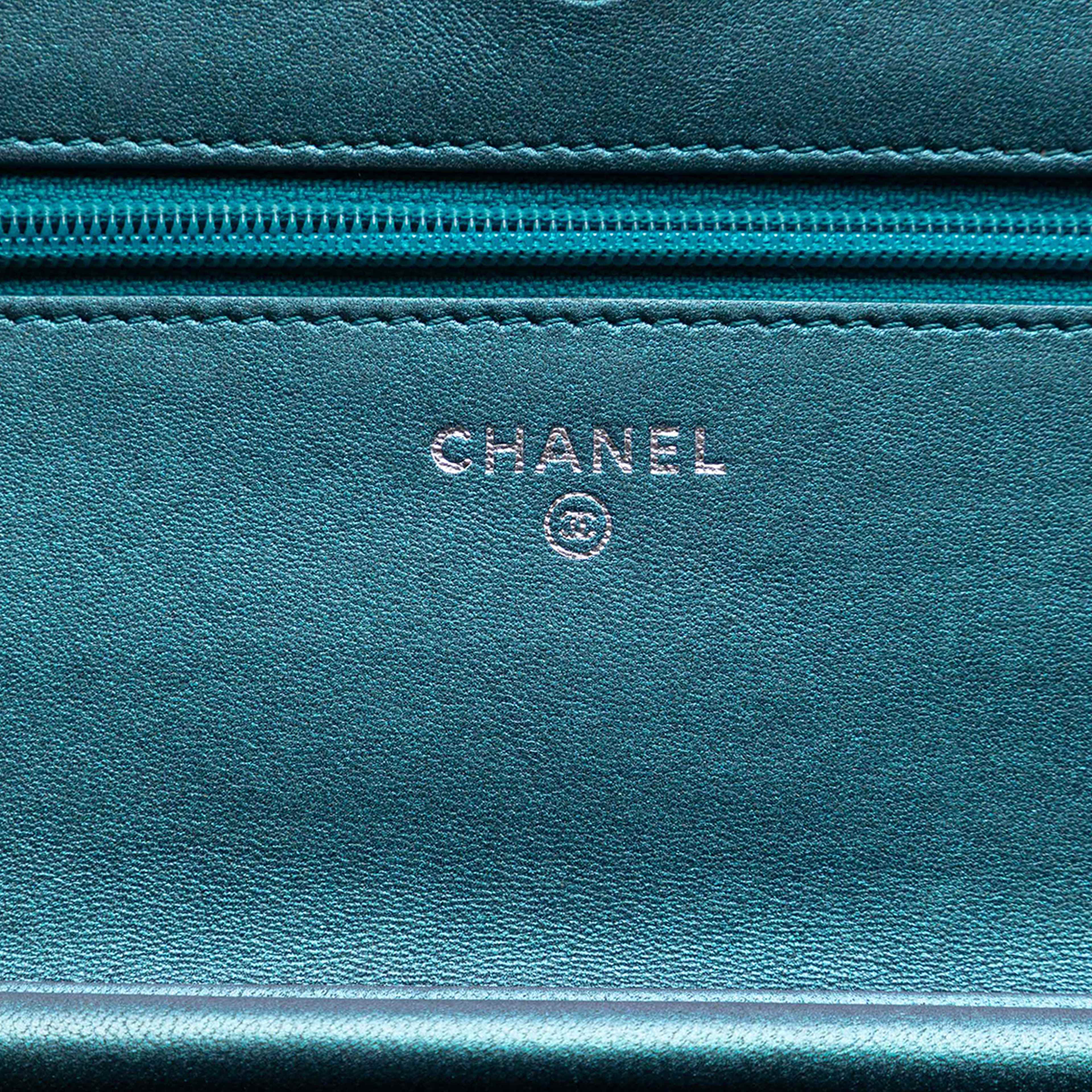 Chanel Cc Quilted Metallic Lambskin Wallet On Chain, från Luxclusif, i färgen turquoise. Klicka för att öppna bilden i stort format