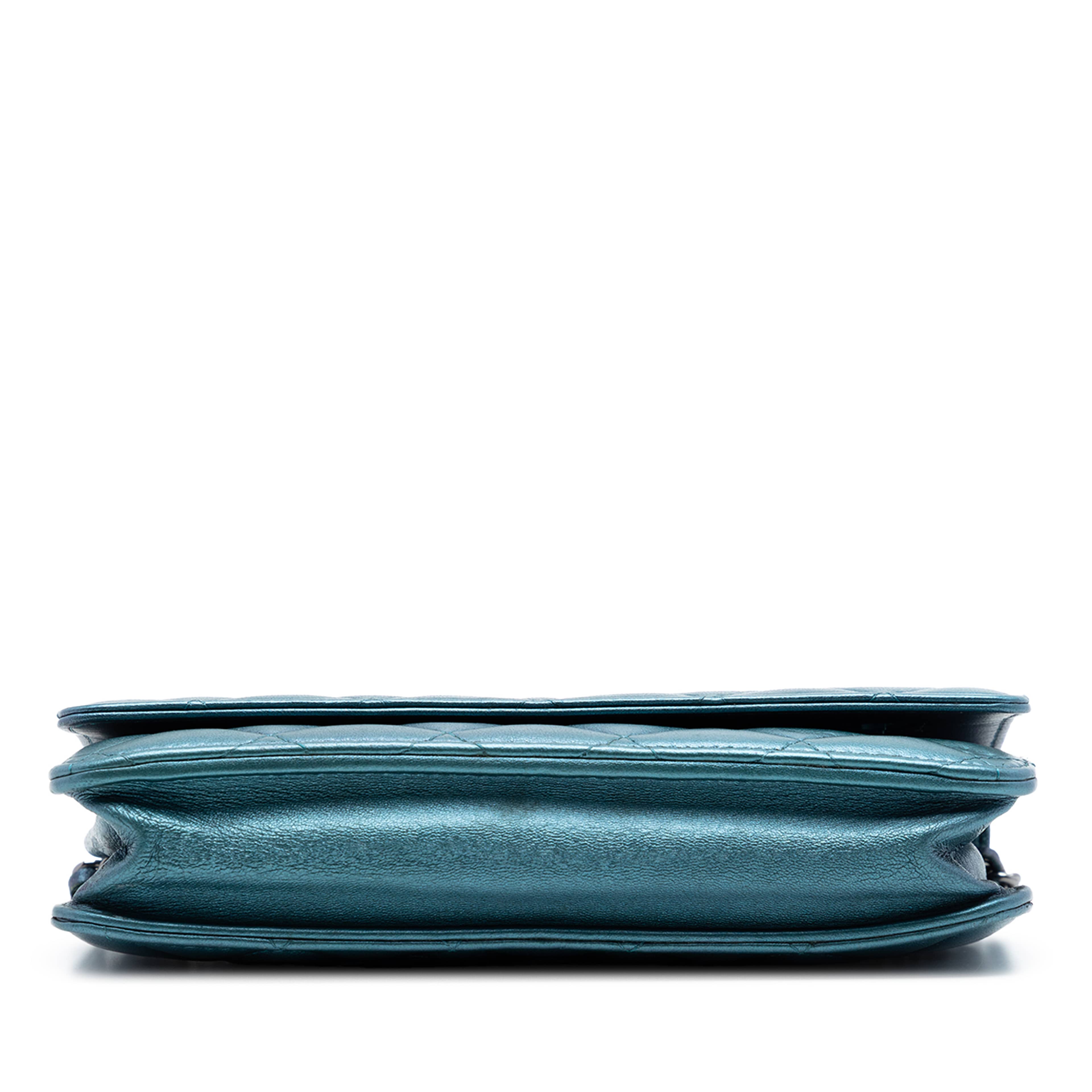 Chanel Cc Quilted Metallic Lambskin Wallet On Chain, från Luxclusif, i färgen turquoise. Klicka för att öppna bilden i stort format